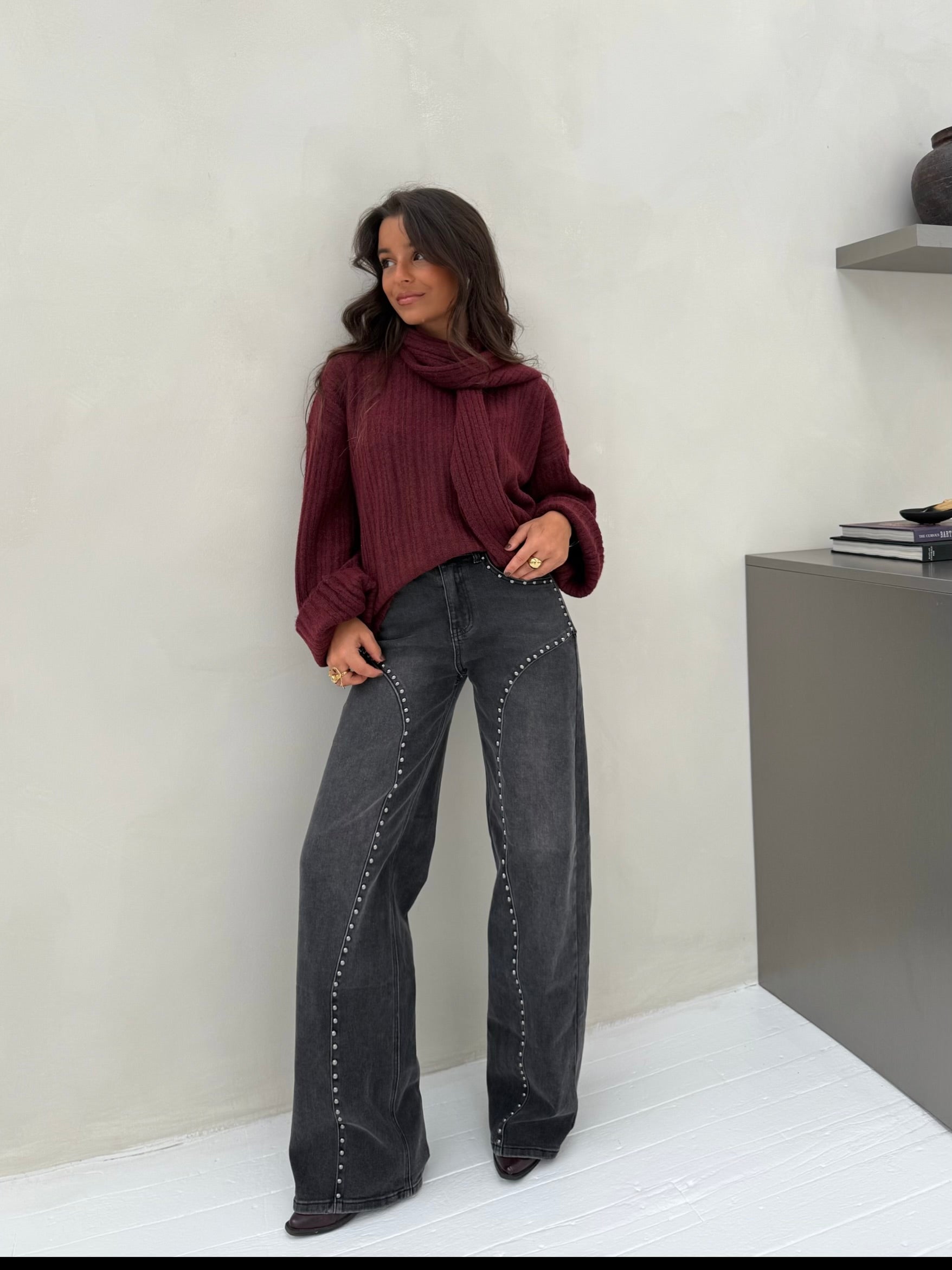 Jeans a gamba larga con dettagli borchiati, tonalità grigio