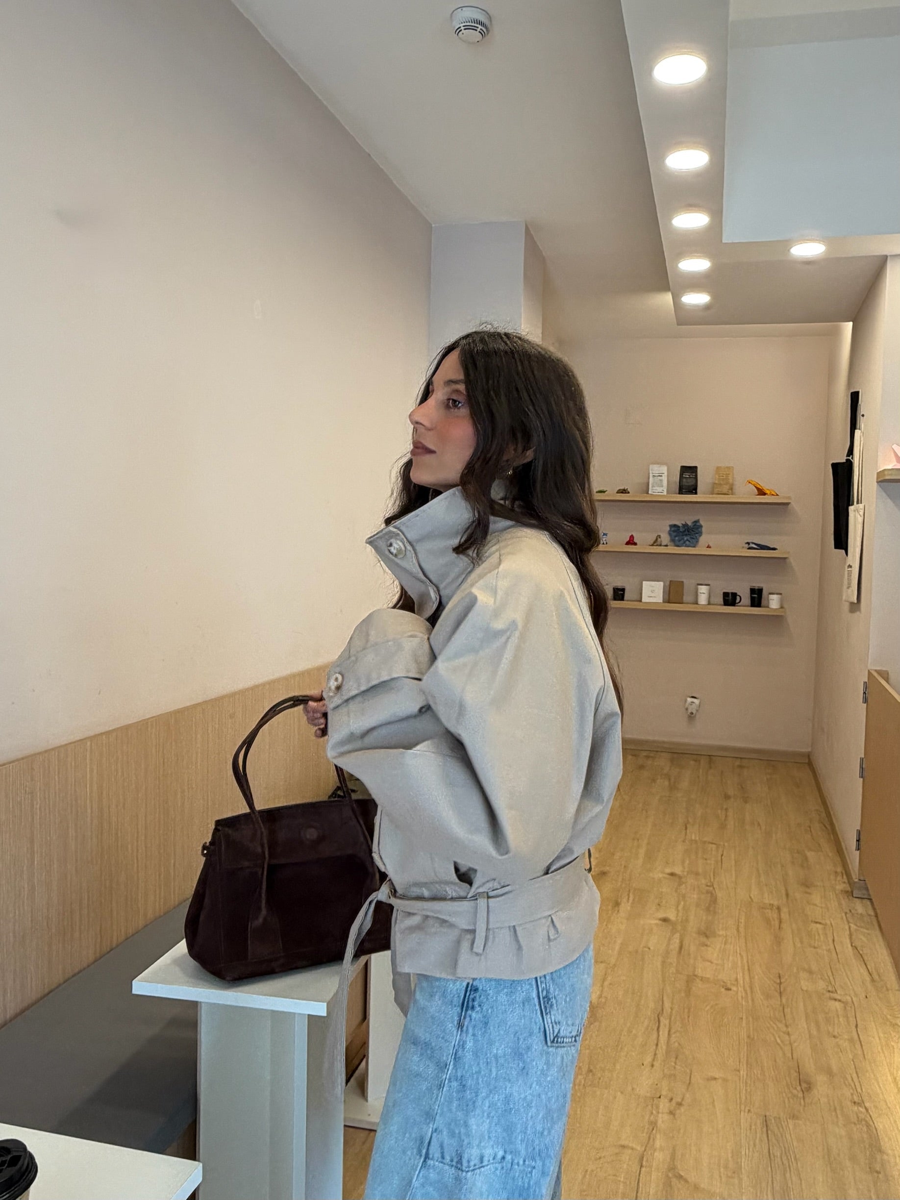 Trench corto con collo alto, tonalità beige