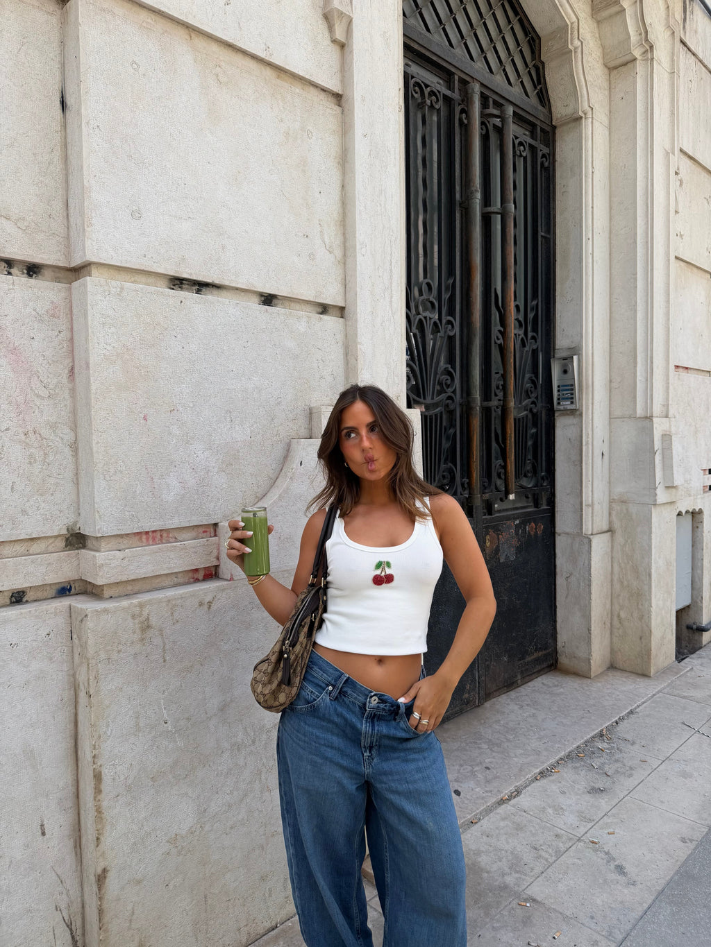 Crop top, tonalità ciliegia