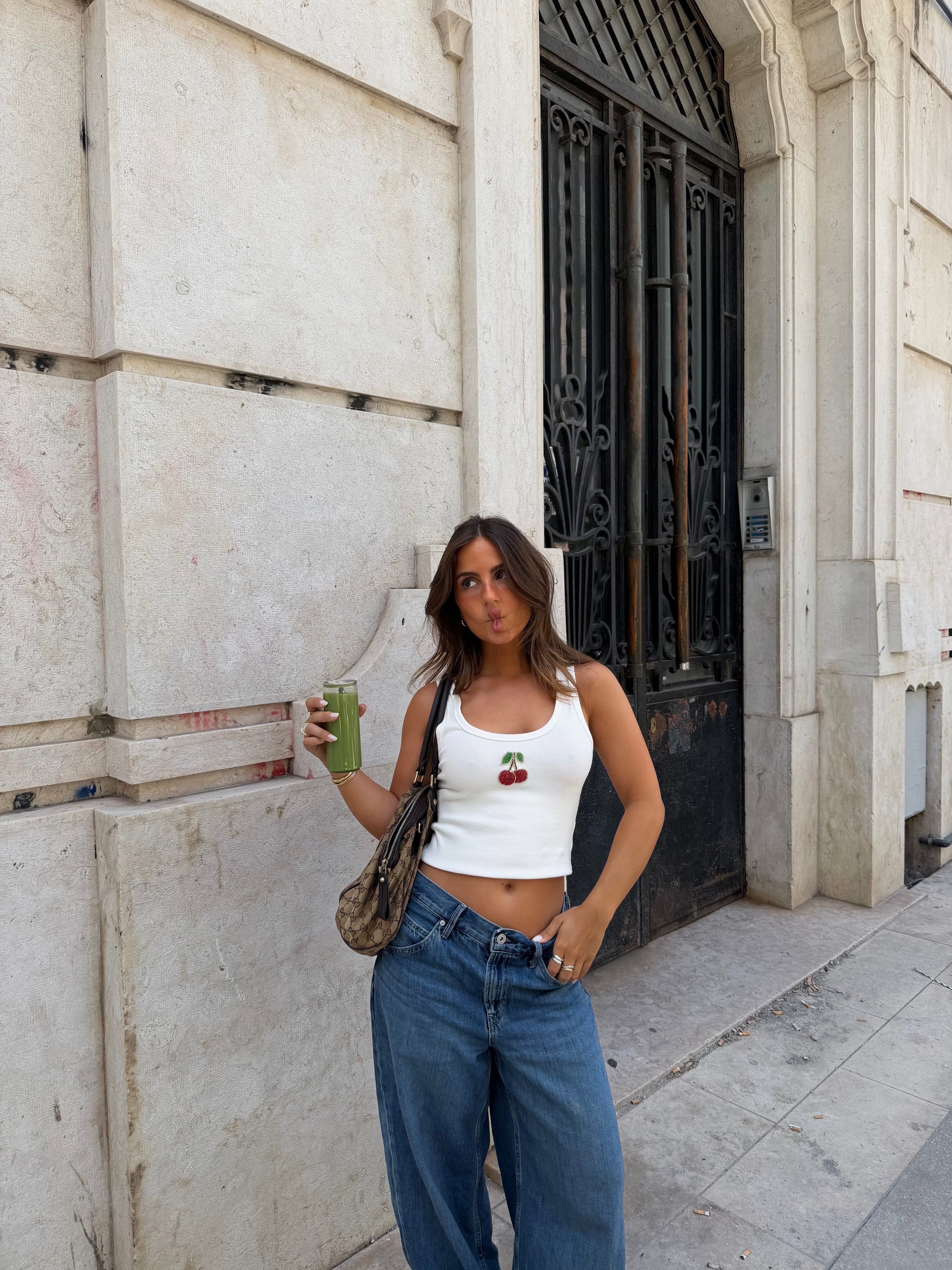 Crop top, tonalità ciliegia