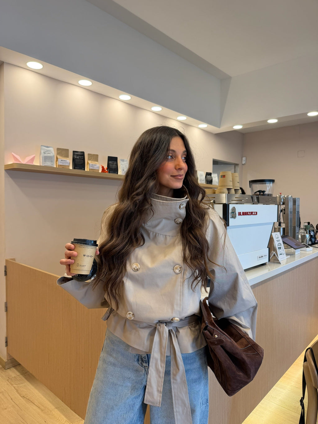 Trench corto con collo alto, tonalità beige