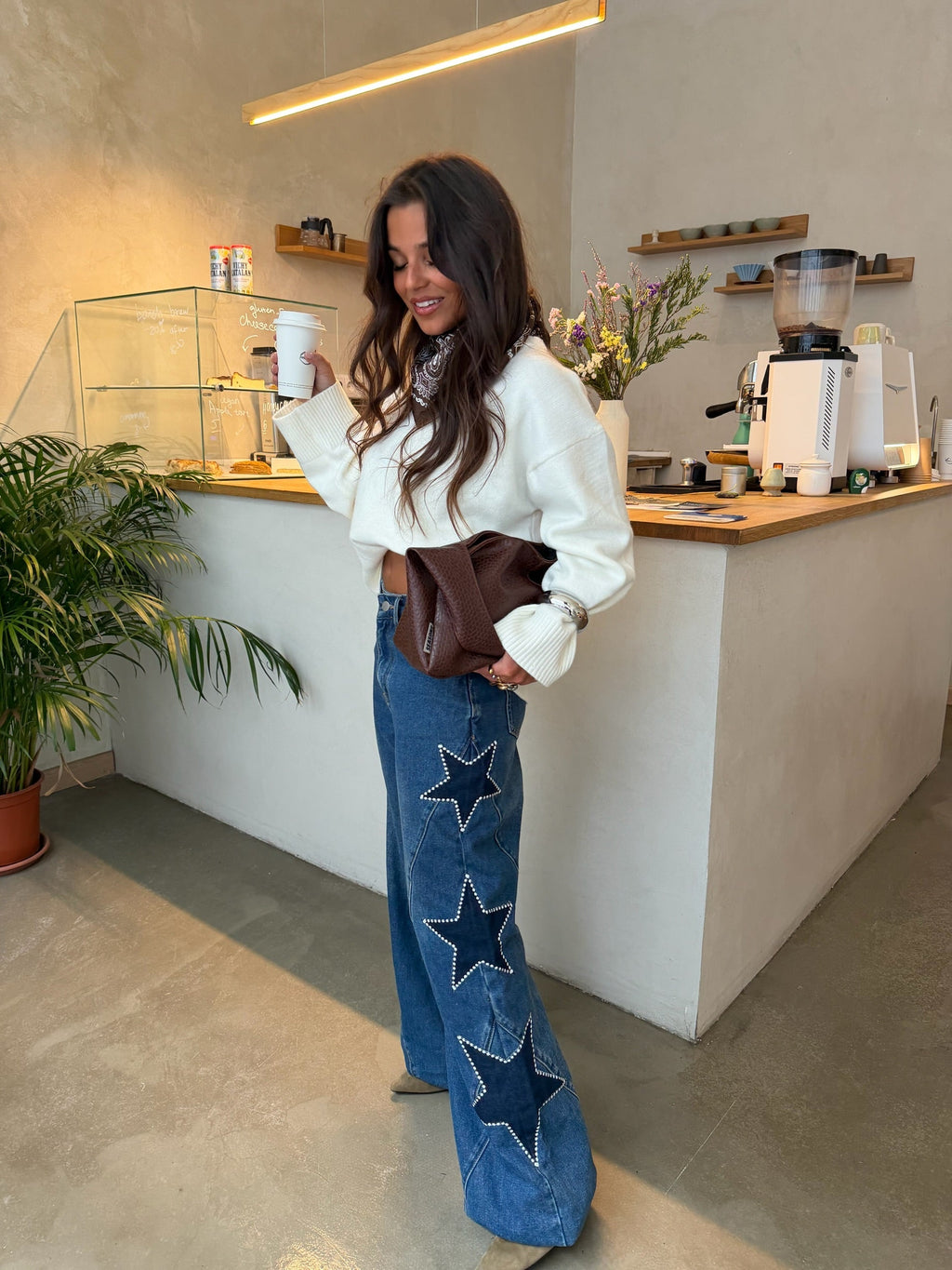 Jeans con stelle ricamate, tonalità blu notte
