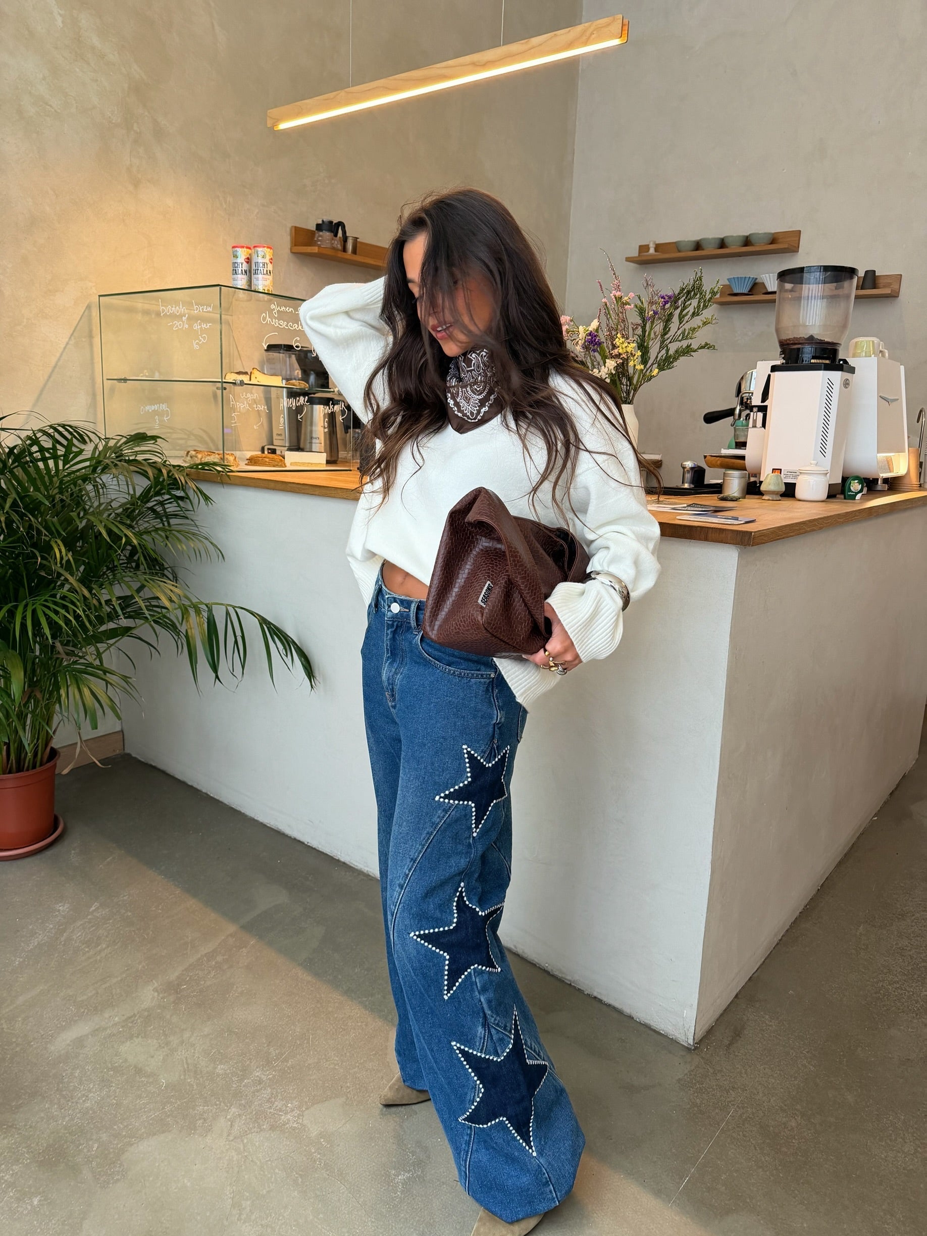 Jeans con stelle ricamate, tonalità blu notte