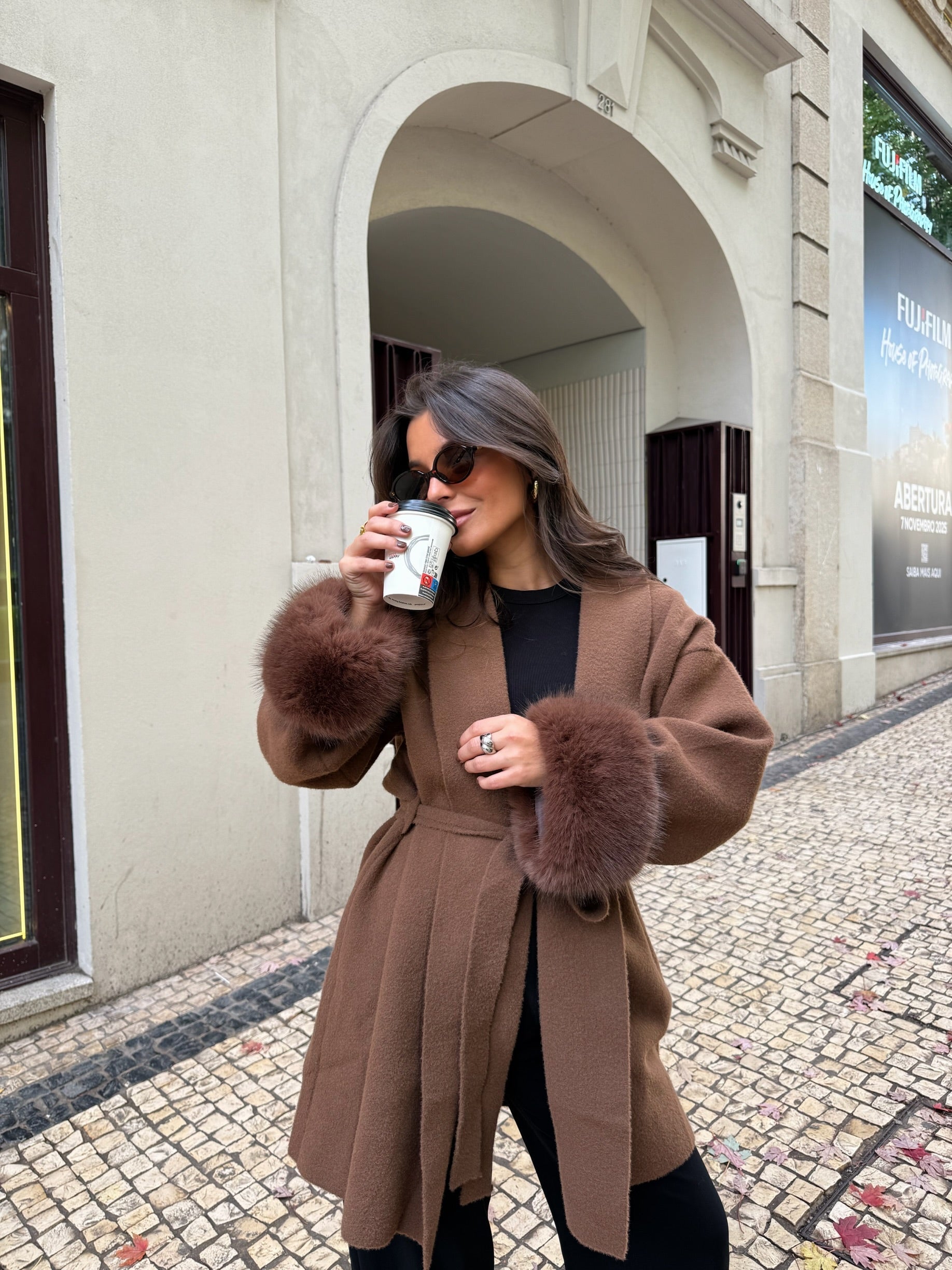 Cappotto caramello con collo in pelliccia