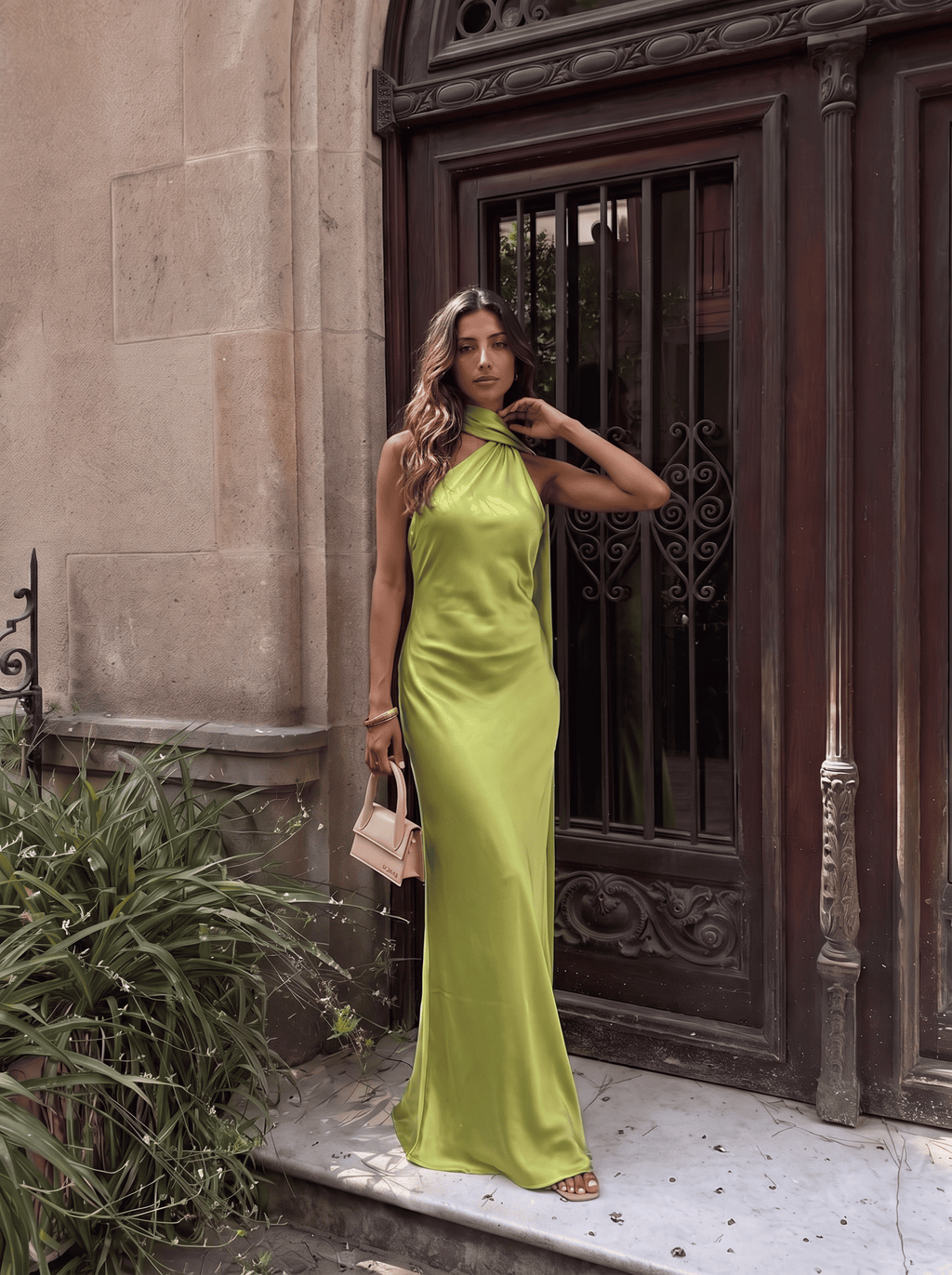 Abito maxi con scollo all'americana in raso, tonalità verde bosco