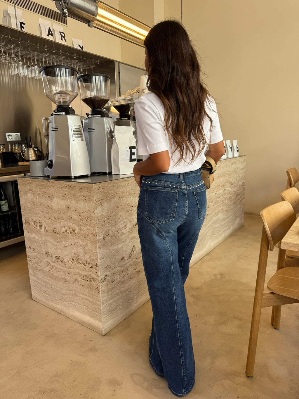 Jeans a gamba larga con dettagli borchiati