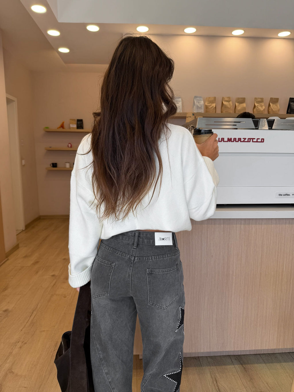 Jeans con stelle ricamate, tonalità grigio