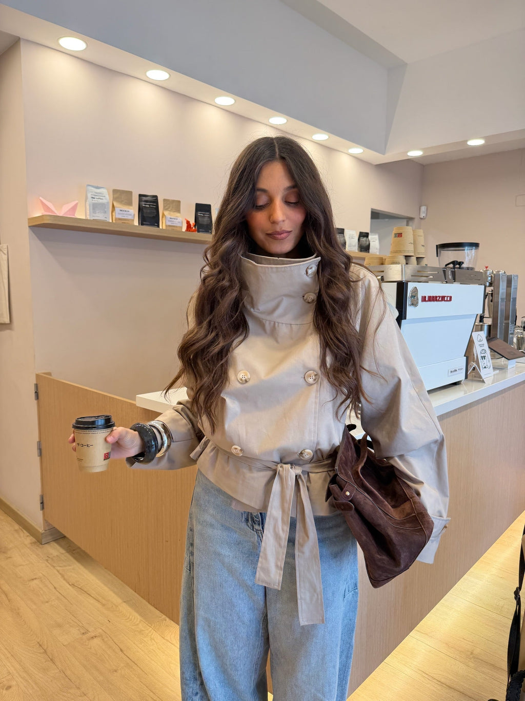 Trench corto con collo alto, tonalità beige