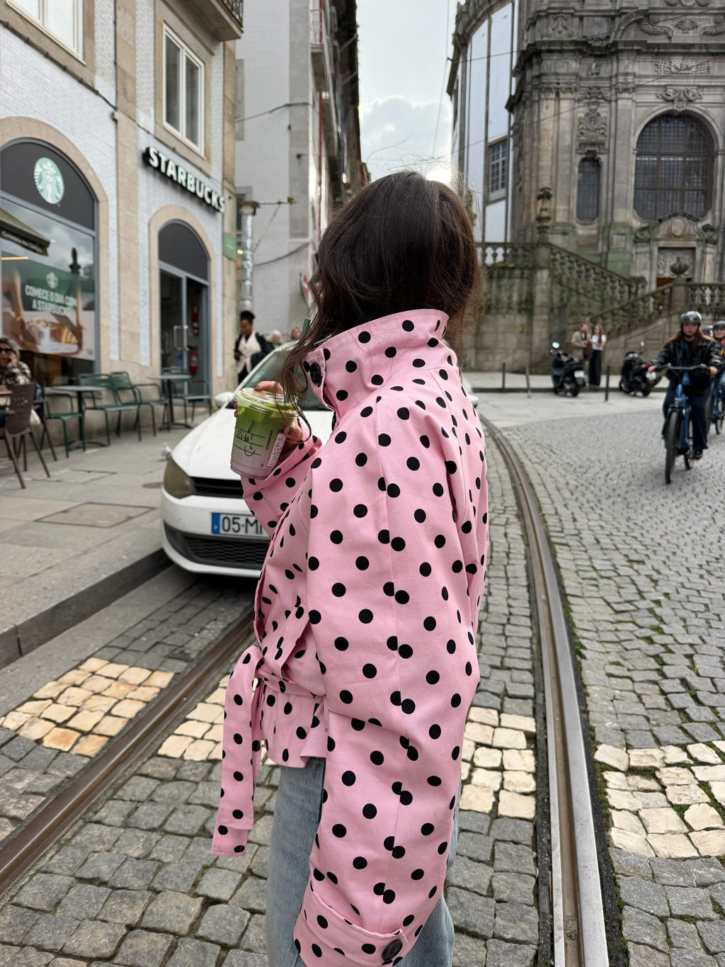 Trench corto a pois, tonalità rosa