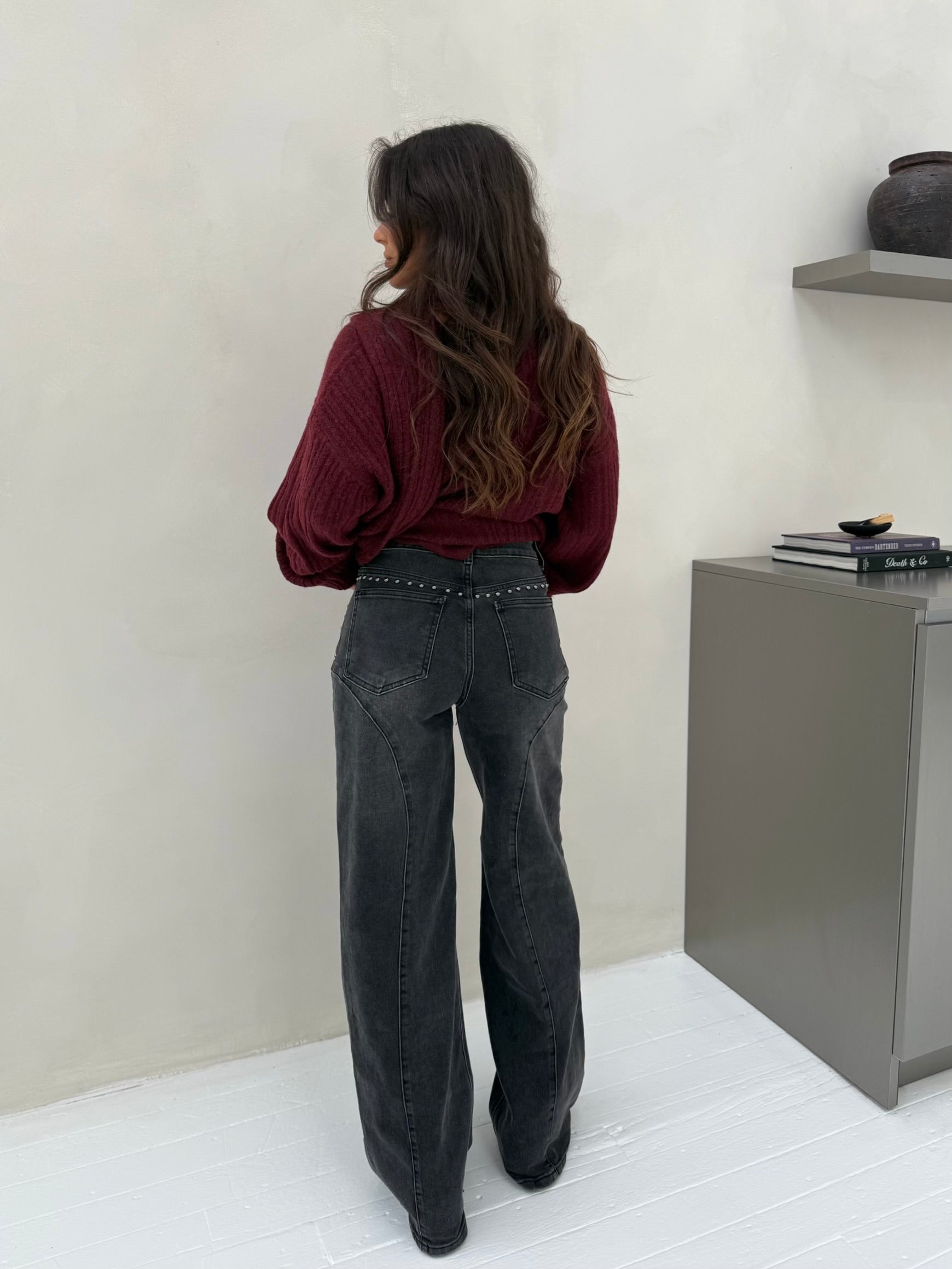 Jeans a gamba larga con dettagli borchiati, tonalità grigio