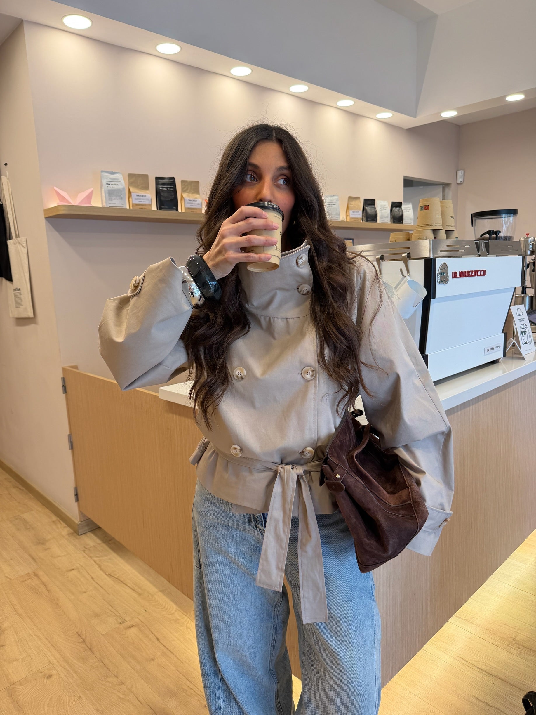 Trench corto con collo alto, tonalità beige