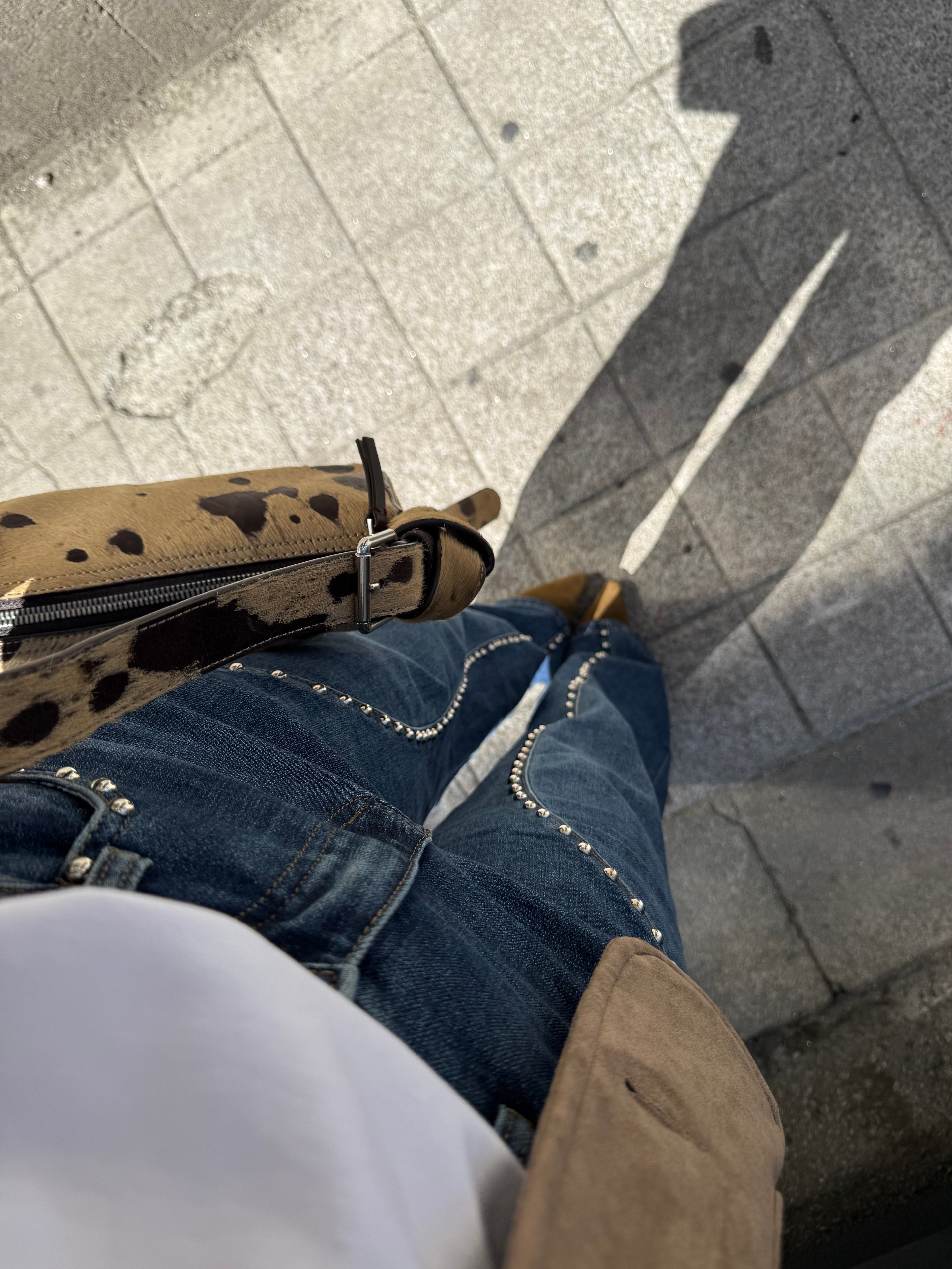 Jeans a gamba larga con dettagli borchiati