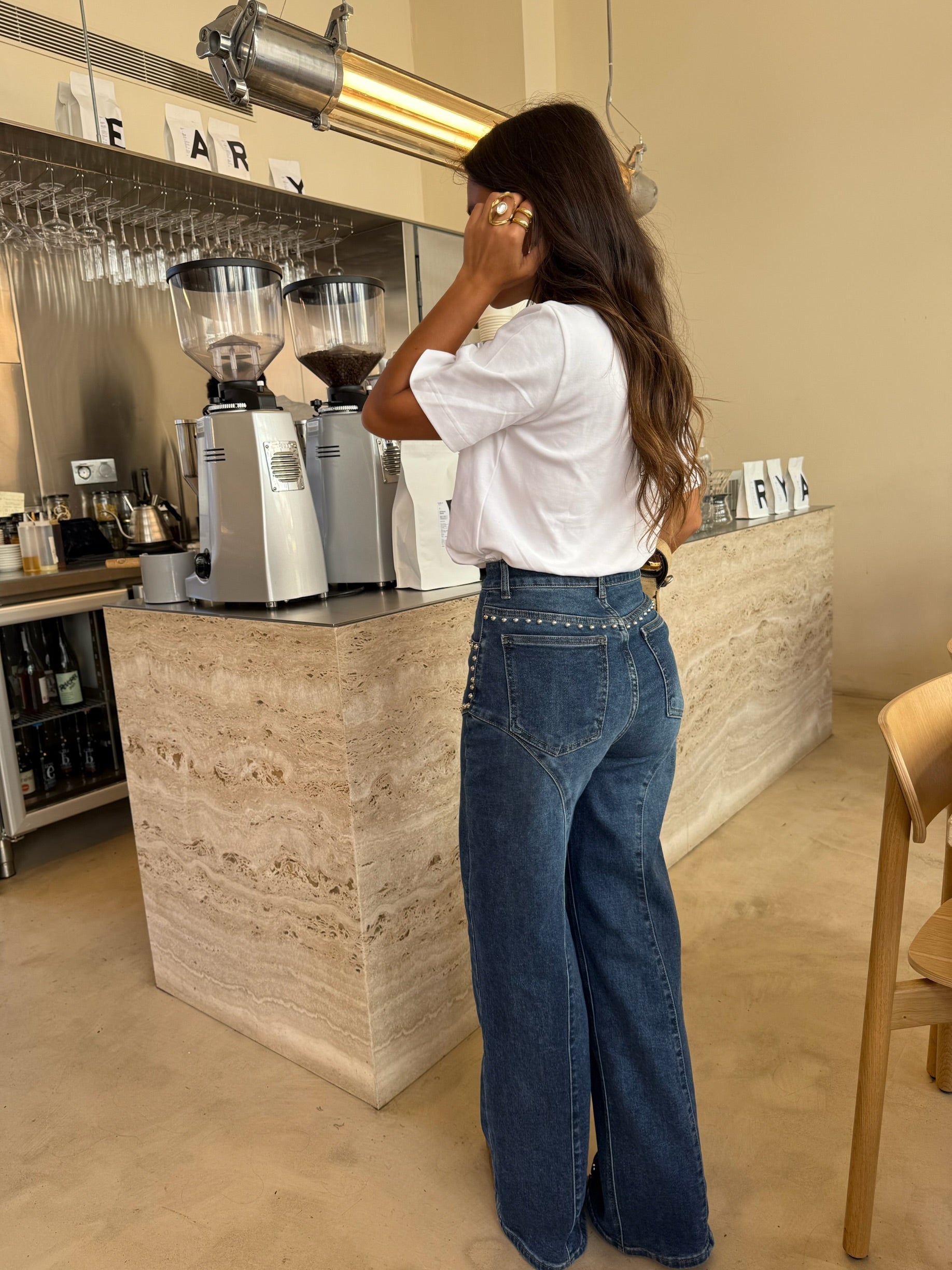 Jeans a gamba larga con dettagli borchiati