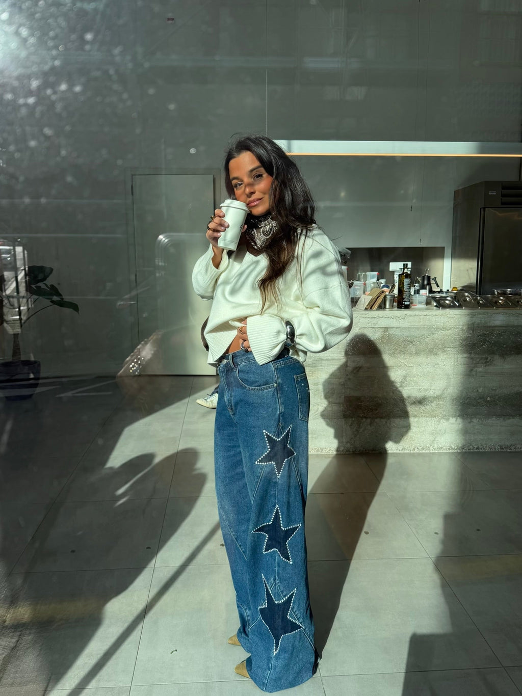 Jeans con stelle ricamate, tonalità blu notte