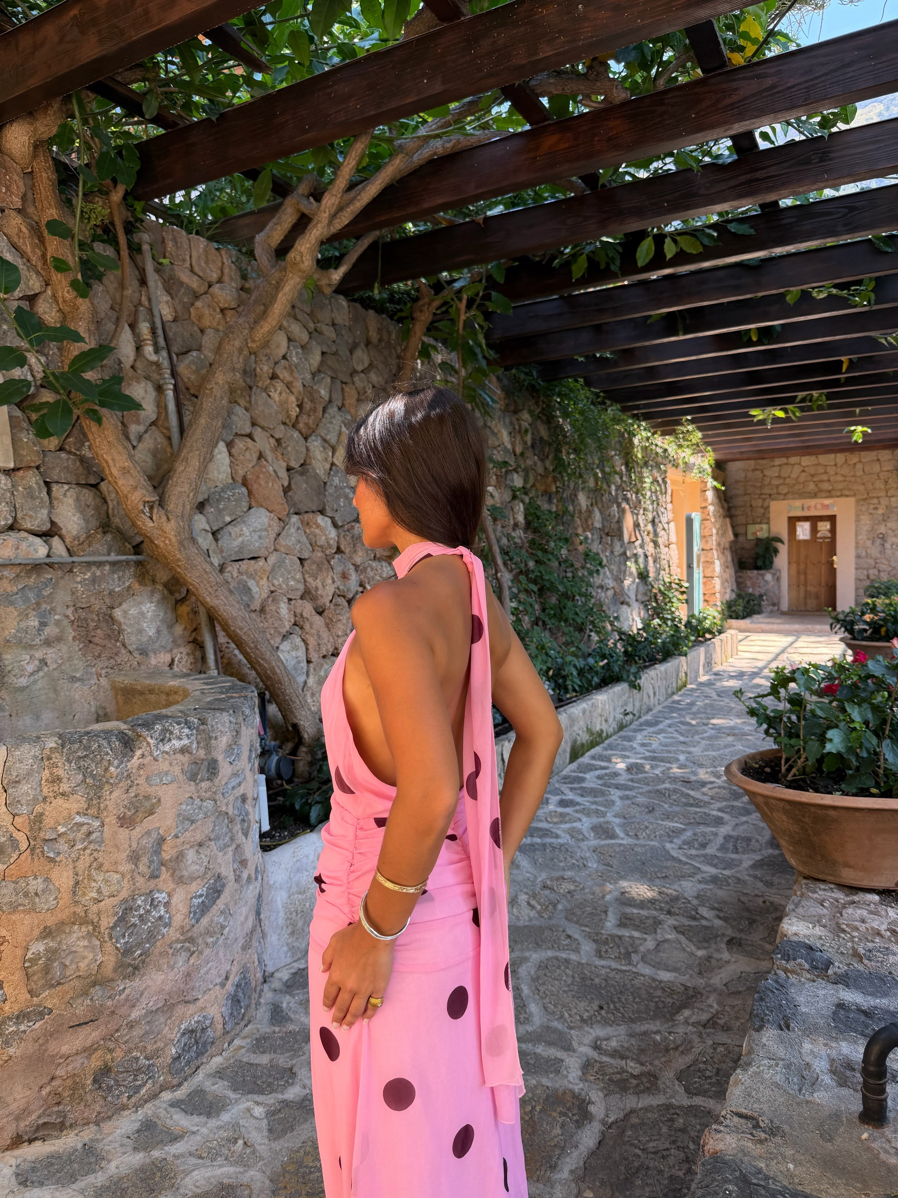 Abito lungo dalla linea aderente, tonalità rosa