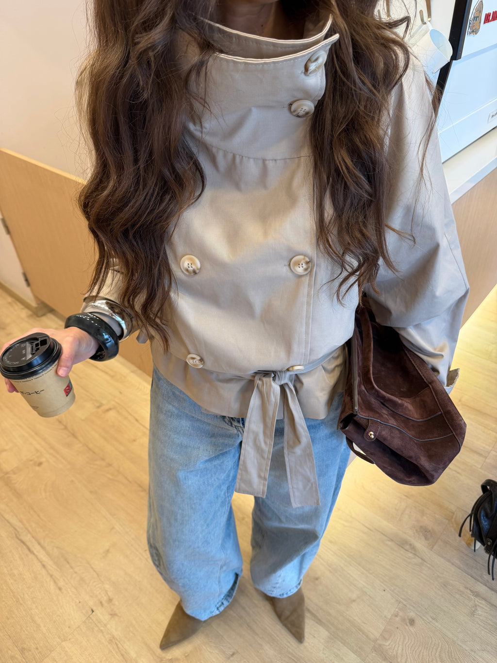 Trench corto con collo alto, tonalità beige