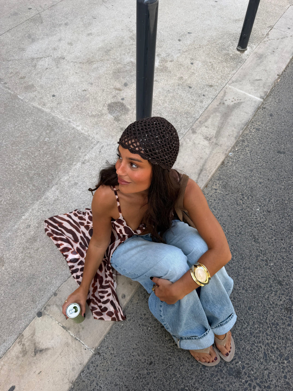 Cappello all'uncinetto con dettagli scintillanti