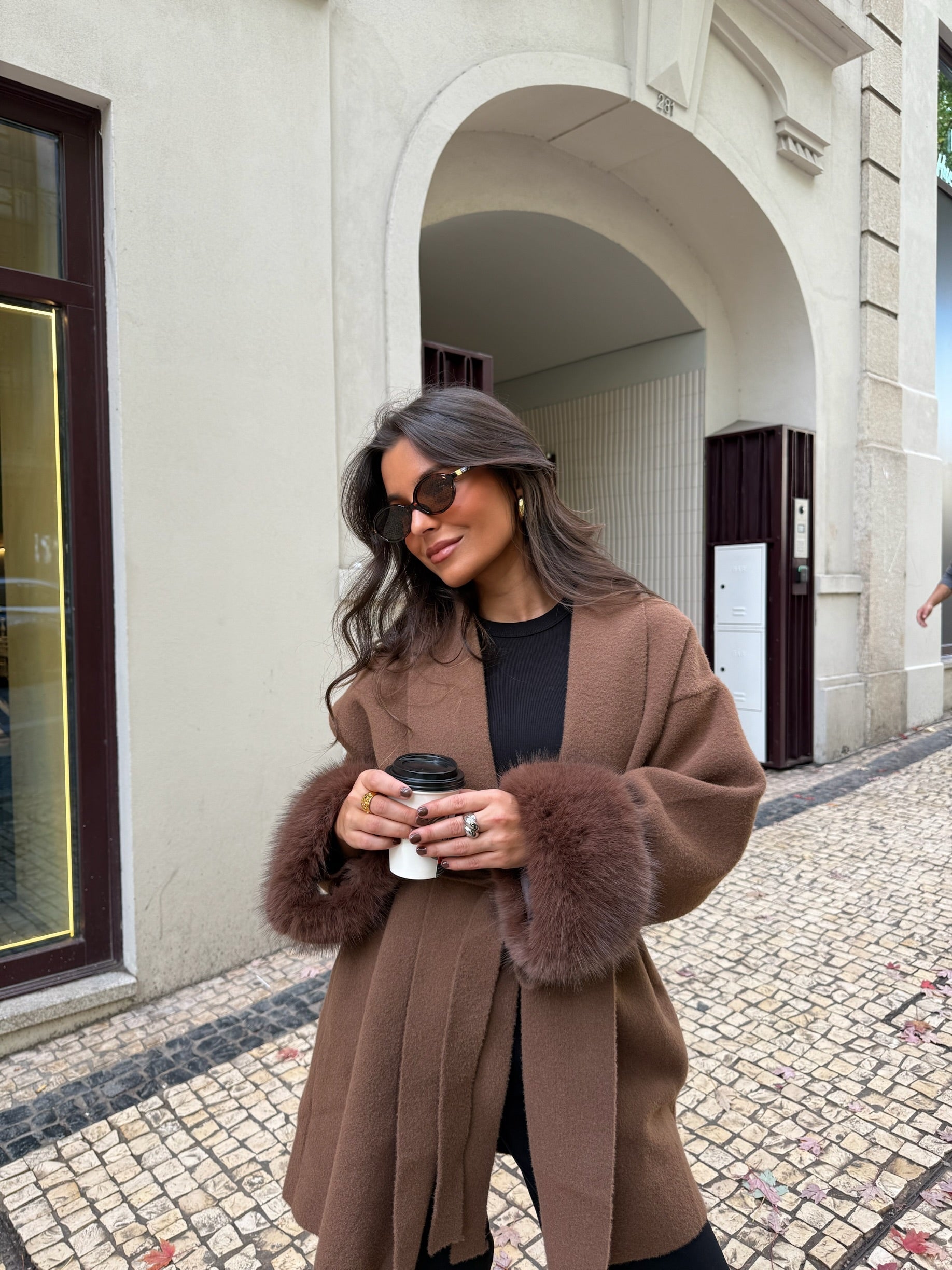 Cappotto caramello con collo in pelliccia