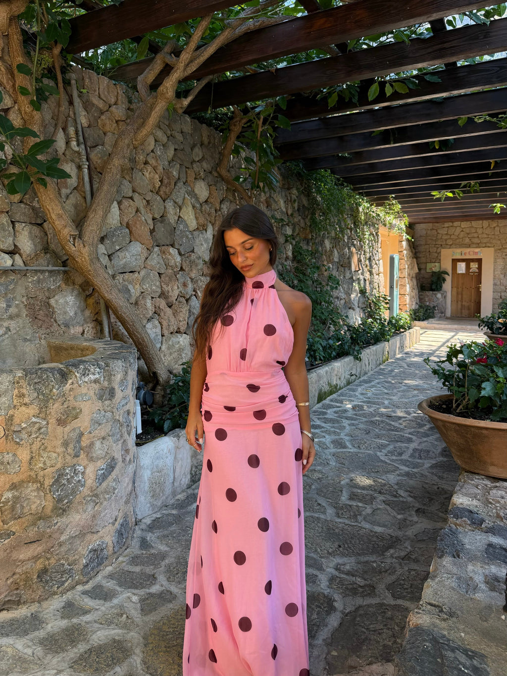 Abito lungo dalla linea aderente, tonalità rosa