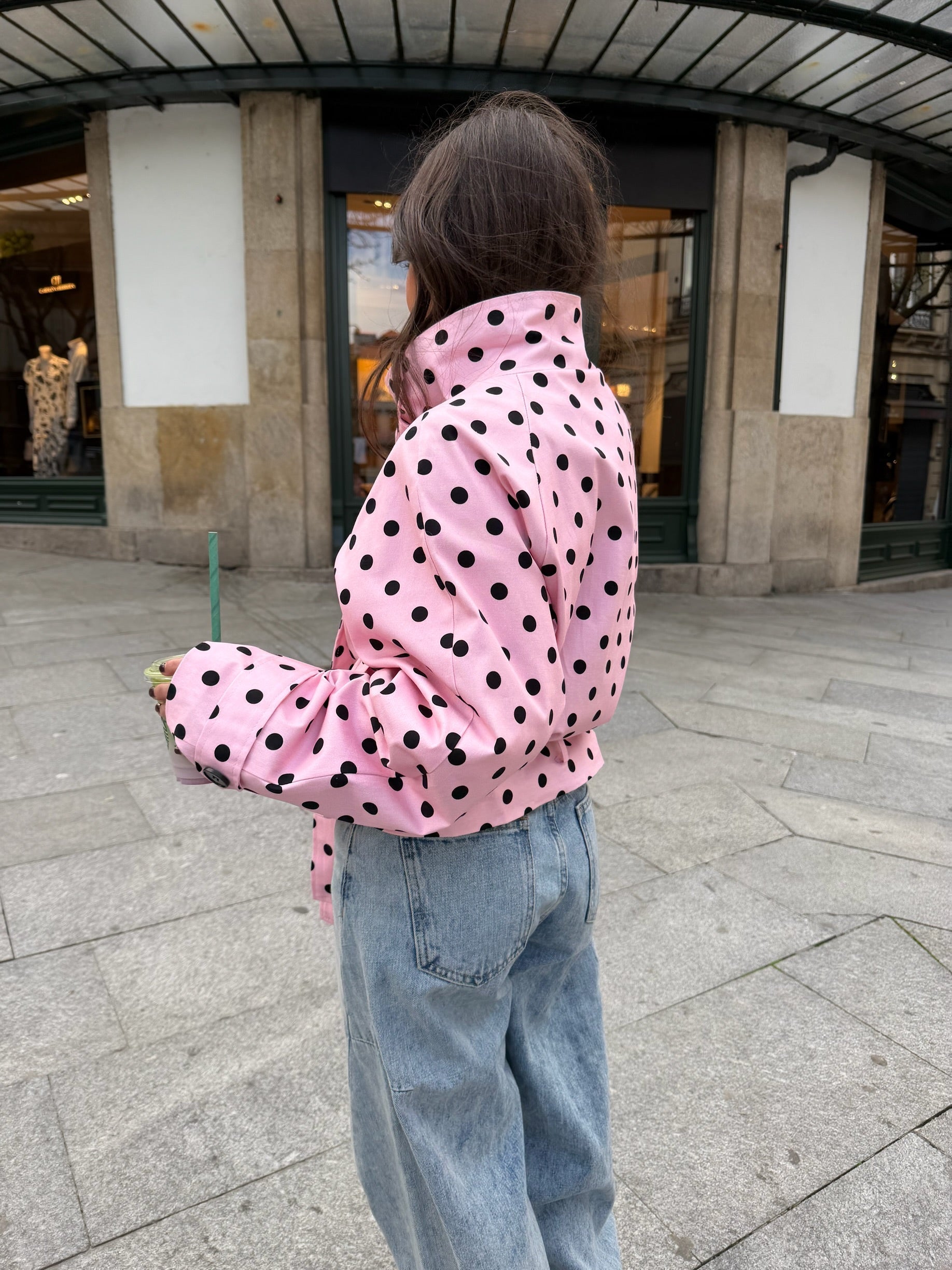 Trench corto a pois, tonalità rosa