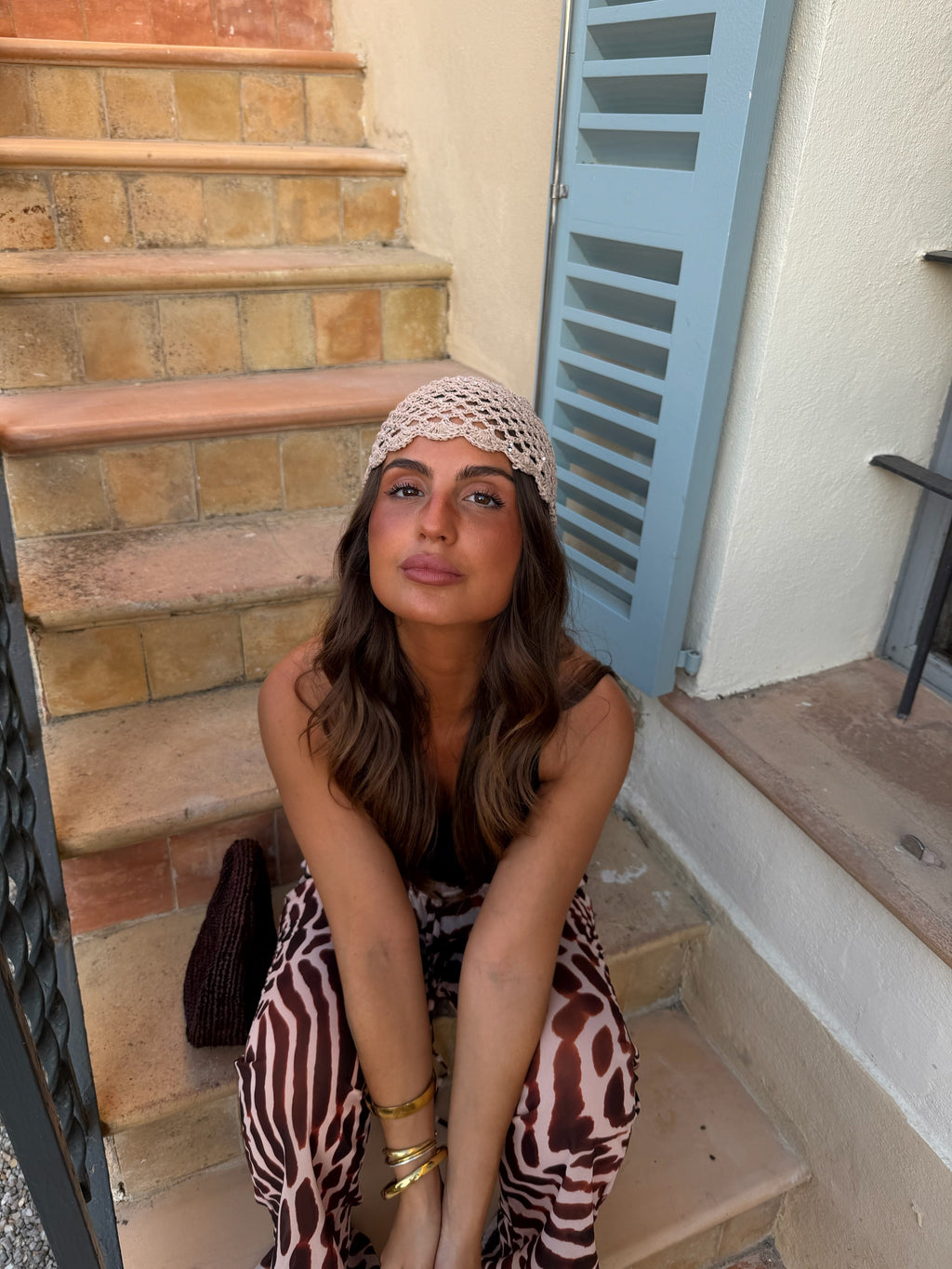 Cappello all'uncinetto con dettagli scintillanti, tonalità beige