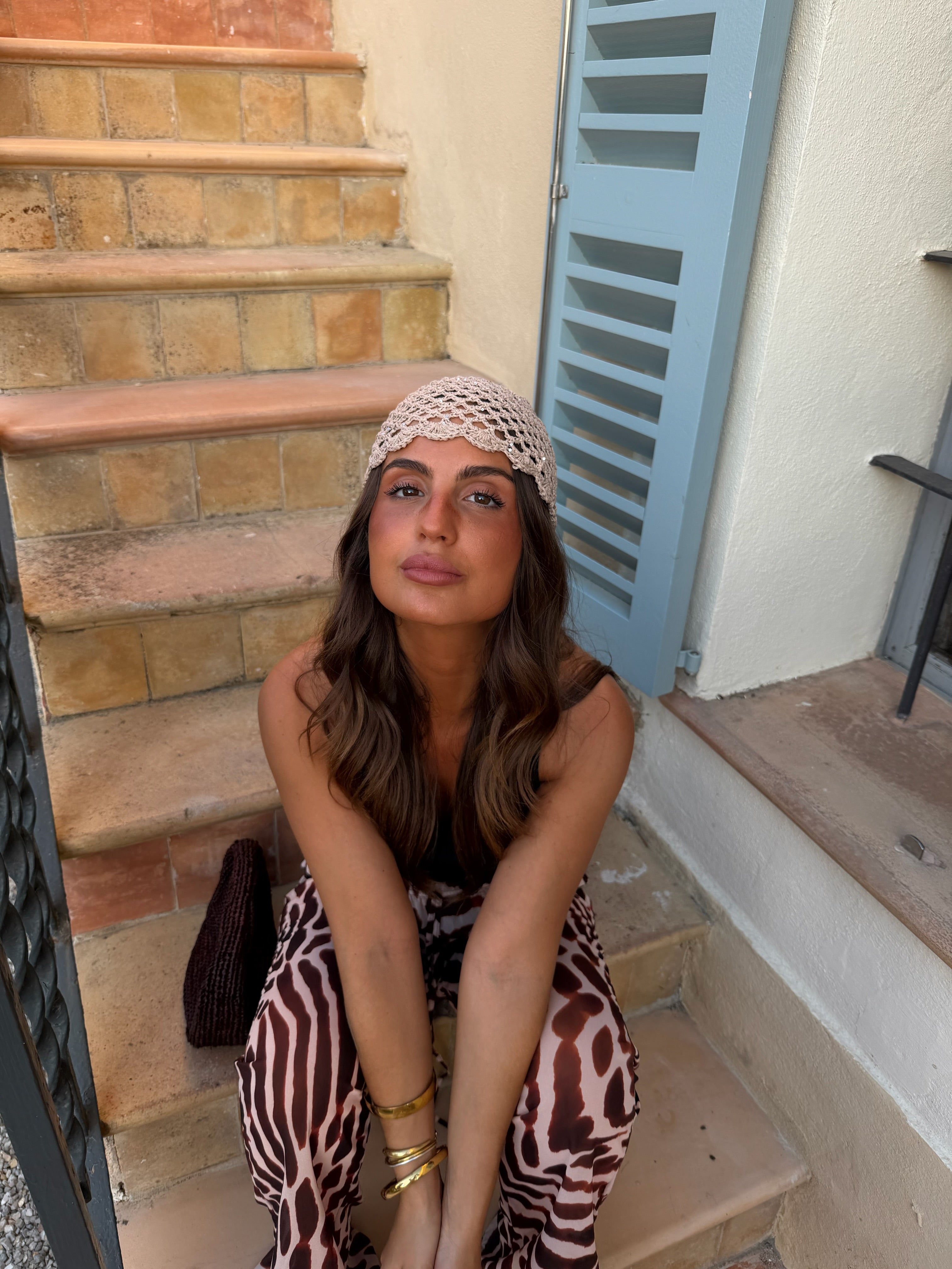 Cappello all'uncinetto con dettagli scintillanti, tonalità beige