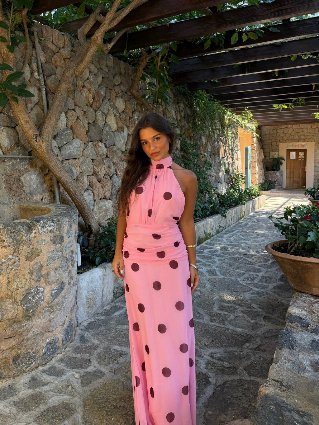 Abito lungo dalla linea aderente, tonalità rosa