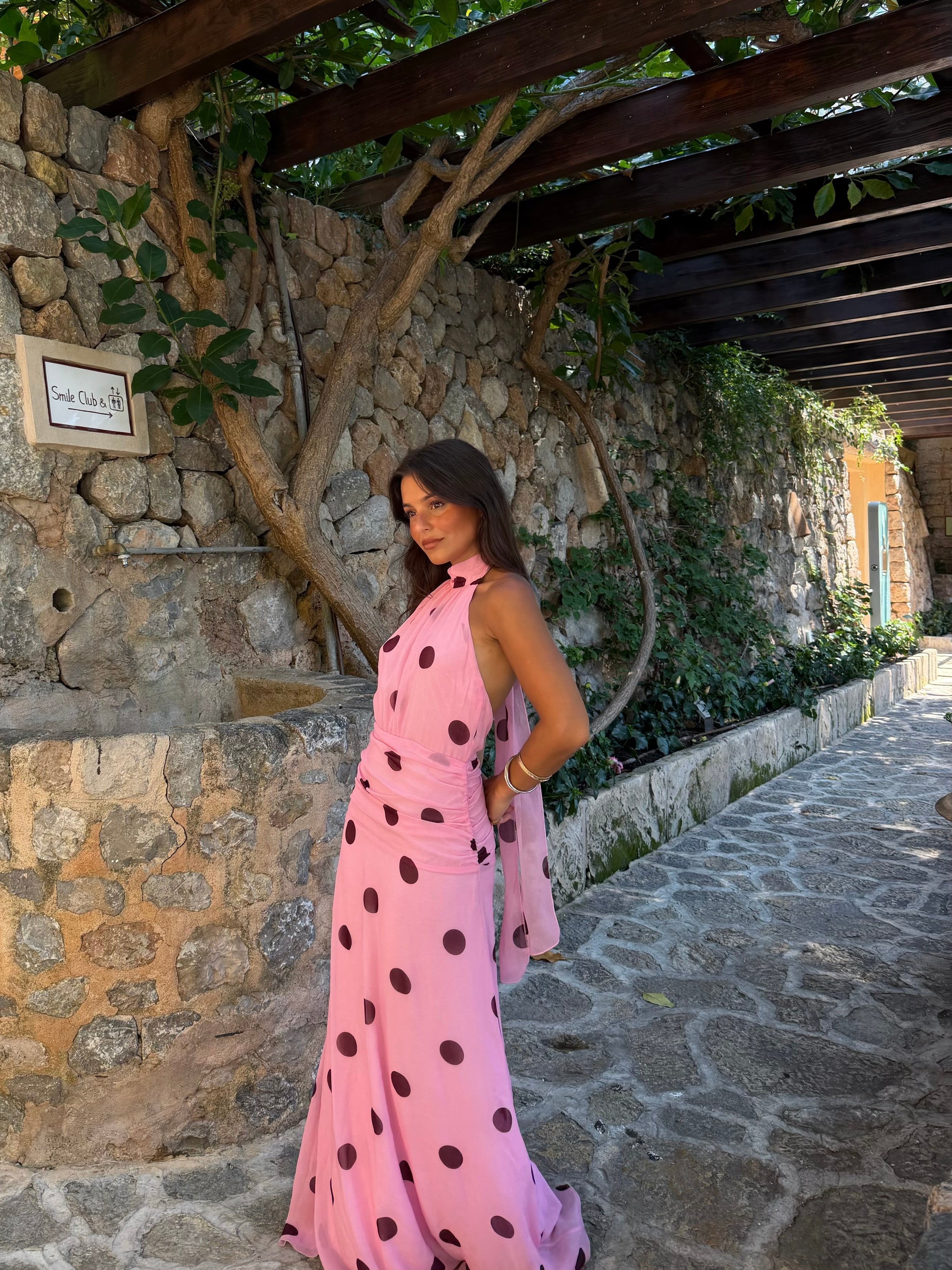 Abito lungo dalla linea aderente, tonalità rosa