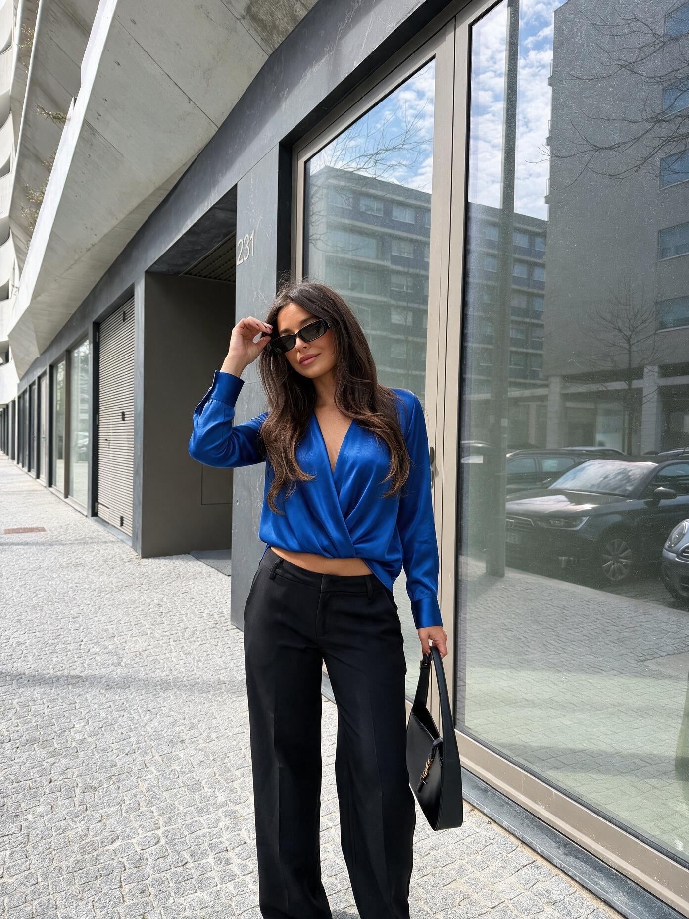 velmara-gen · camicetta-di-raso-drappeggiata-scollo-a-blu navy · frontale · 1