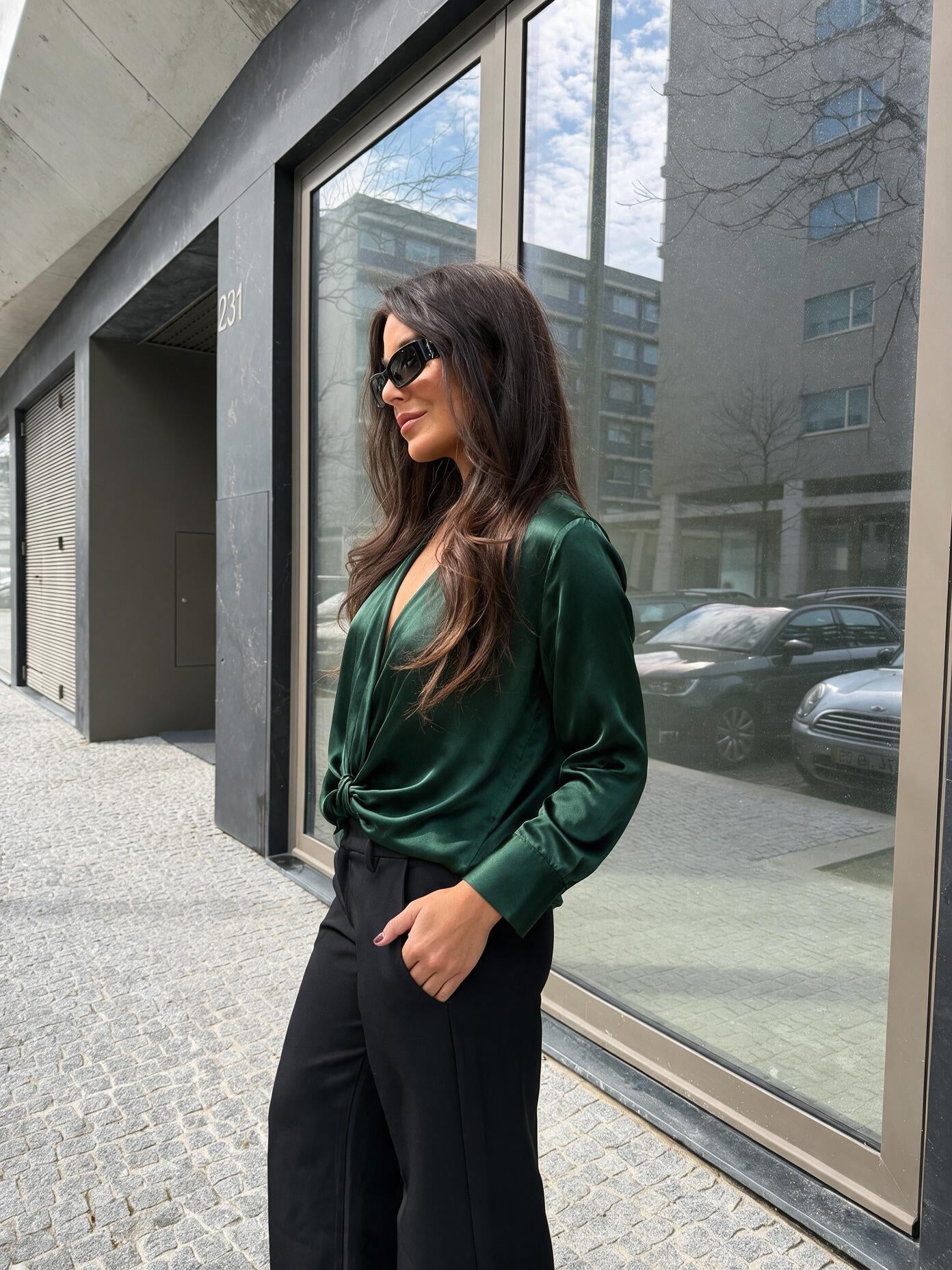 velmara-gen · camicetta-raso-drappee-decollete-v · Verde bosco · profilo · 2