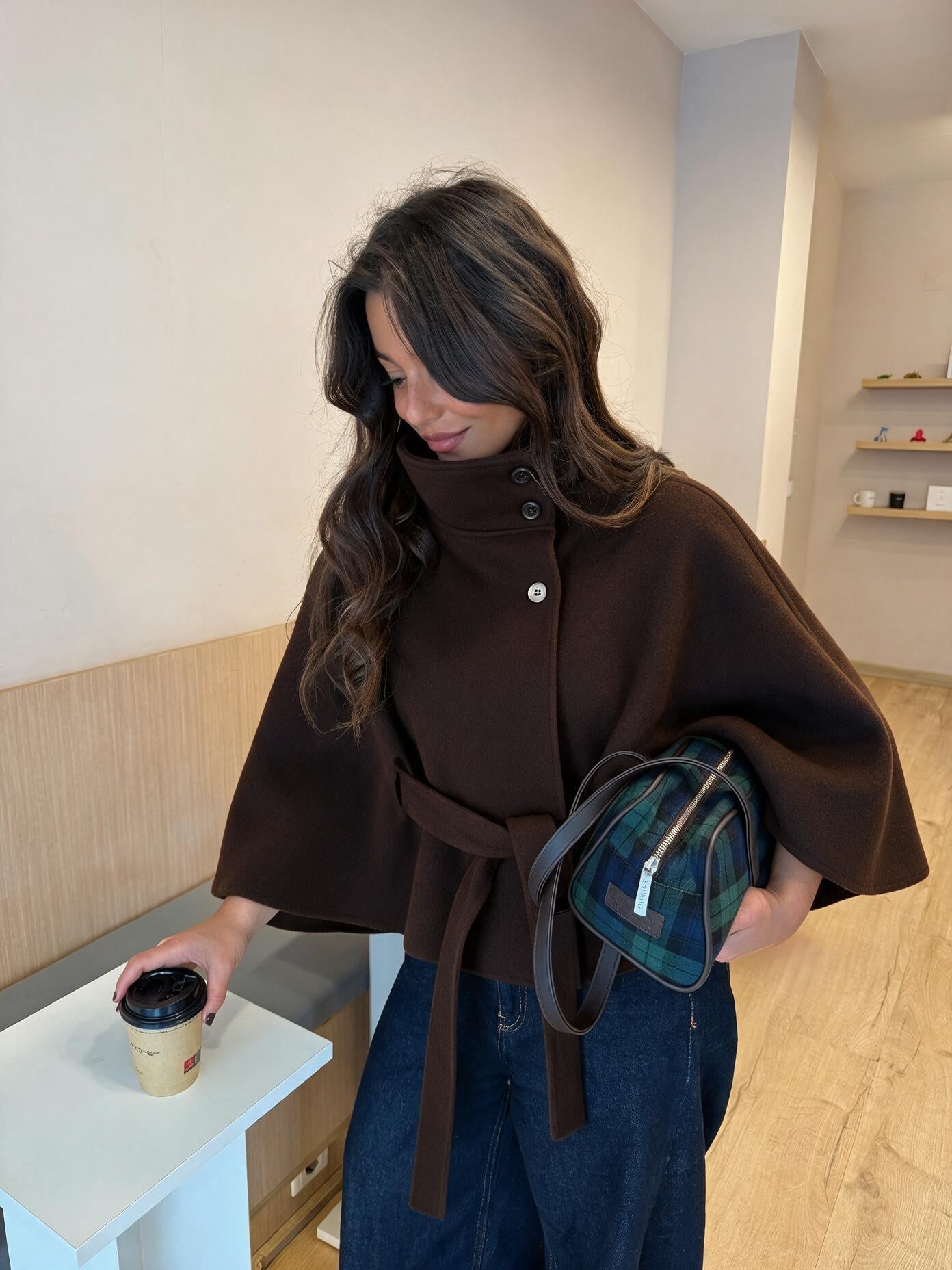velmara-gen · mantello con cintura a collo alto · Caffè · frontale · 1