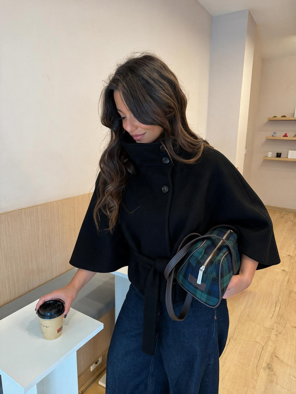 velmara-gen · mantello con cintura a collo alto · Nero · frontale · 1