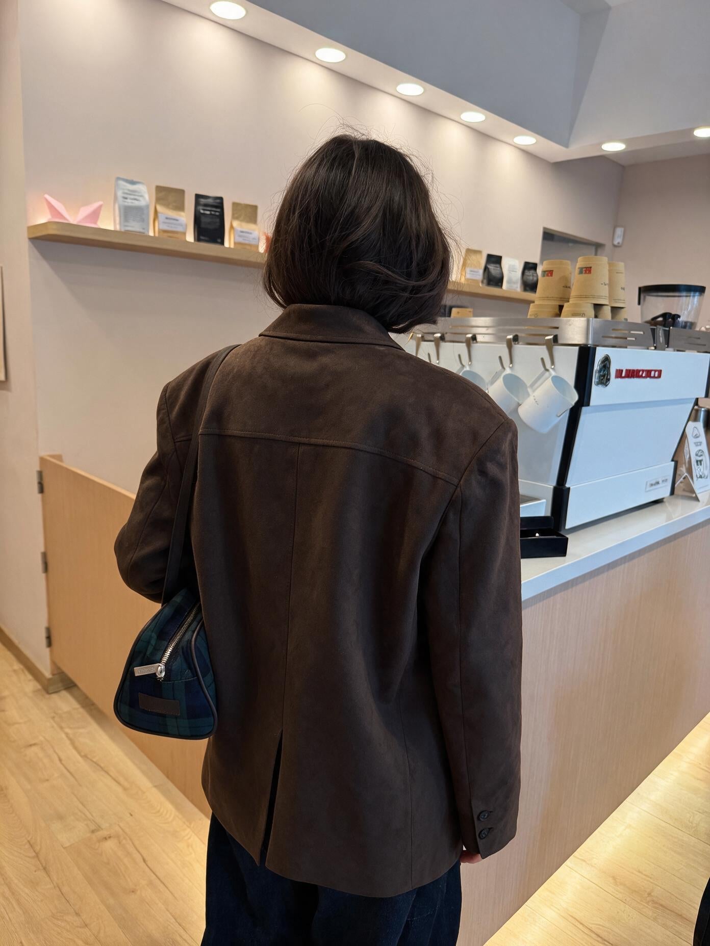 velmara-gen · blazer-oversize-suedine-chocolate · unico · retro · 3