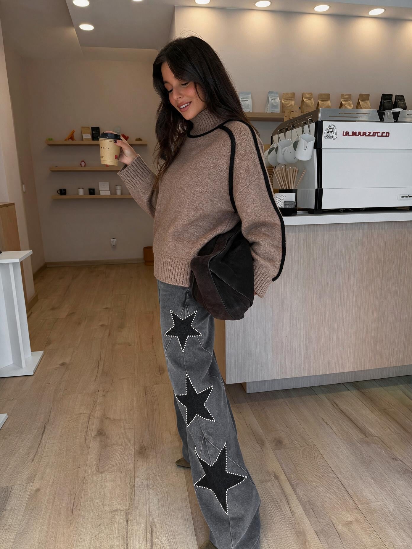 velmara-gen · maglione a collo alto-linea-elegante · Caffè · frontale · 1