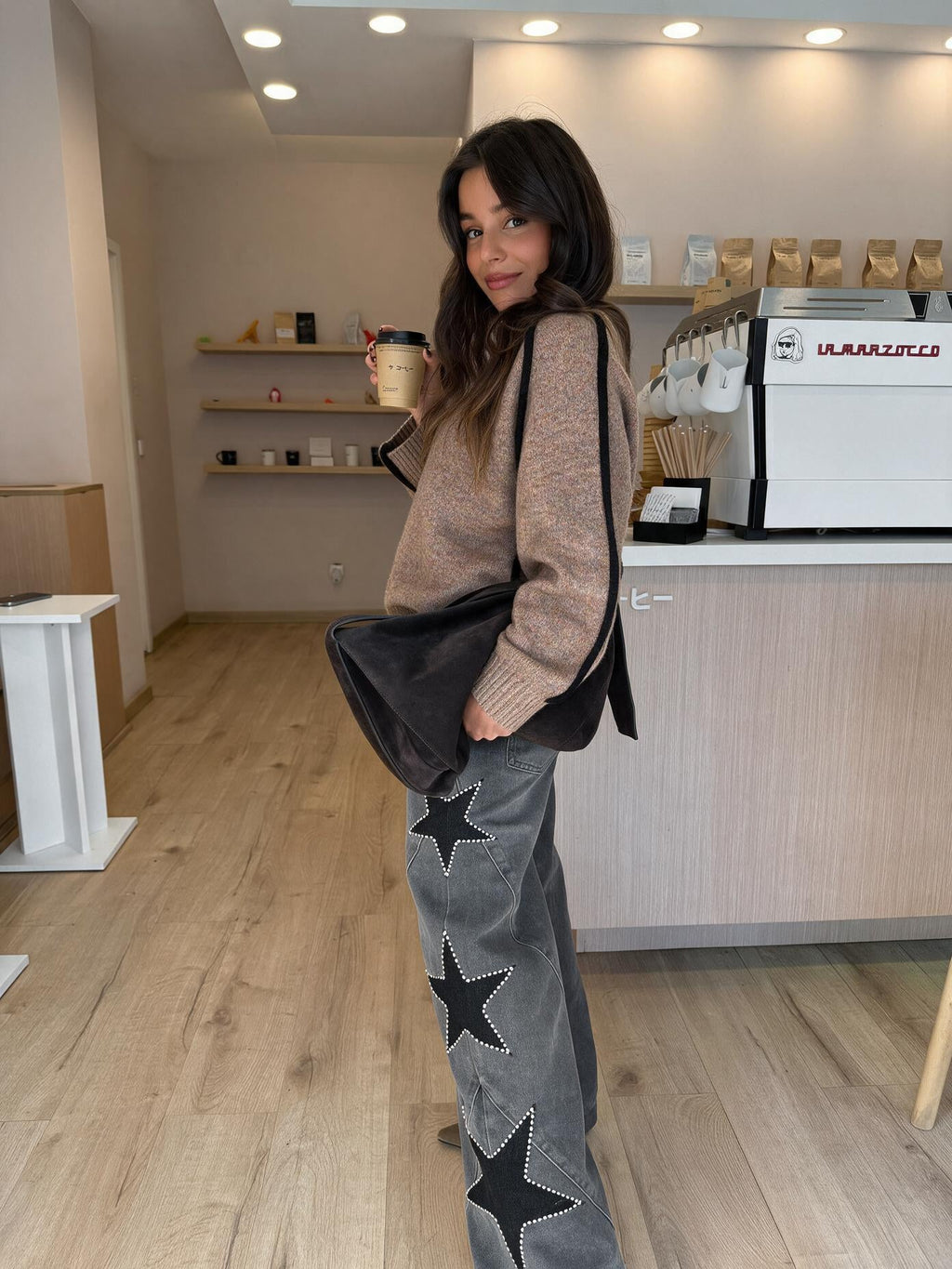 velmara-gen · maglione-collo-alto-linea-elegante · Café · posa · 4