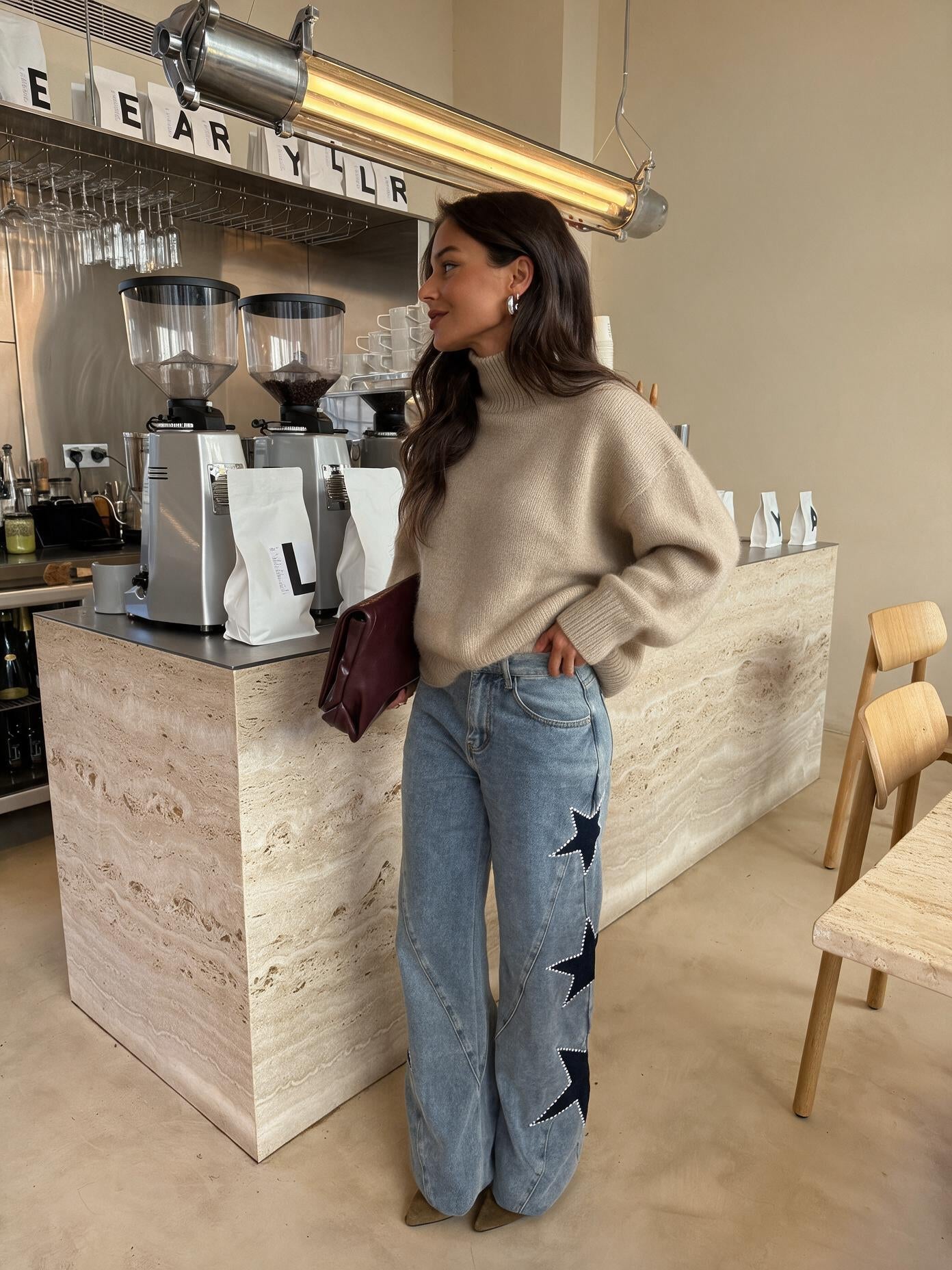 velmara-gen · maglione a collo alto in morbida maglia · Caffè leggero · frontale · 1