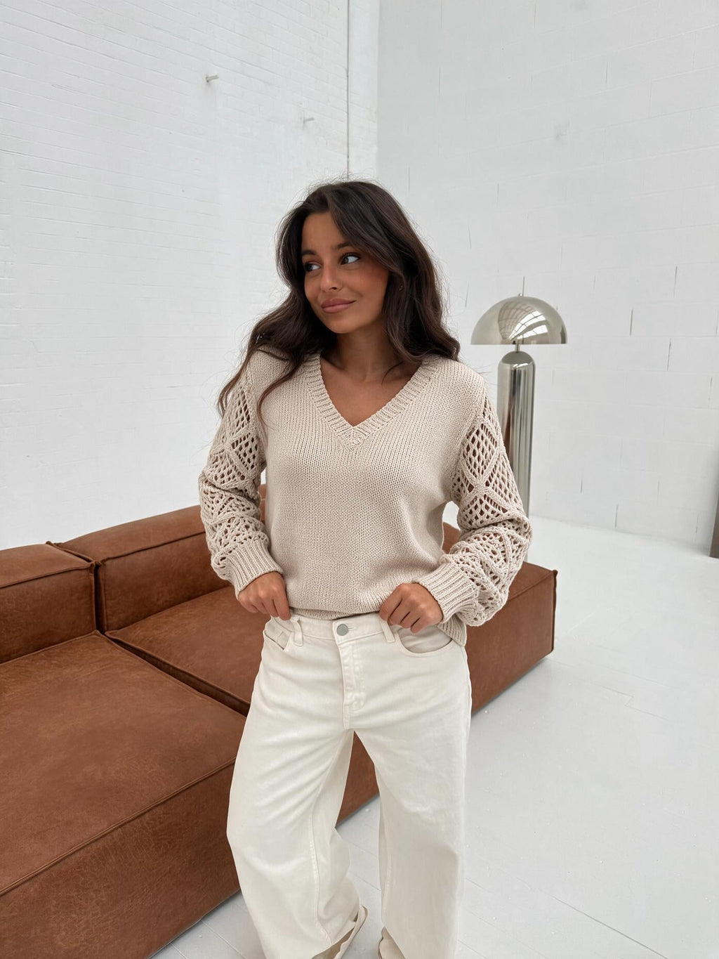 velmara-gen · maglia morbida con scollo a V, finiture lavorate · Beige · frontale · 4