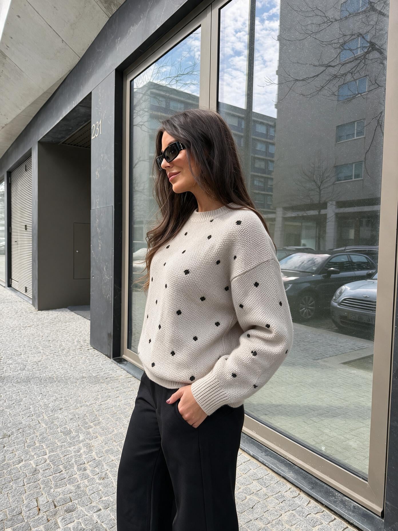 velmara-gen · maglione-lavorato-a-maglia-con-motivo-a pois · Cachi · profilo · 2