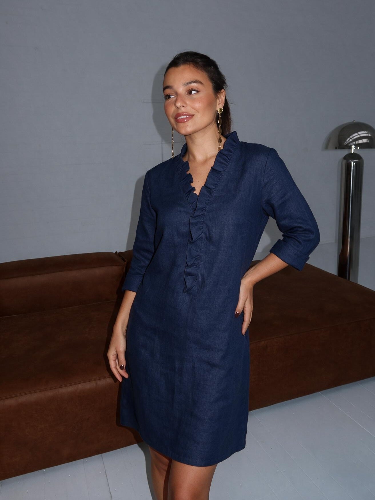 velmara-gen · abito con scollo a V con volant · Blu navy · frontale · 1 · 34