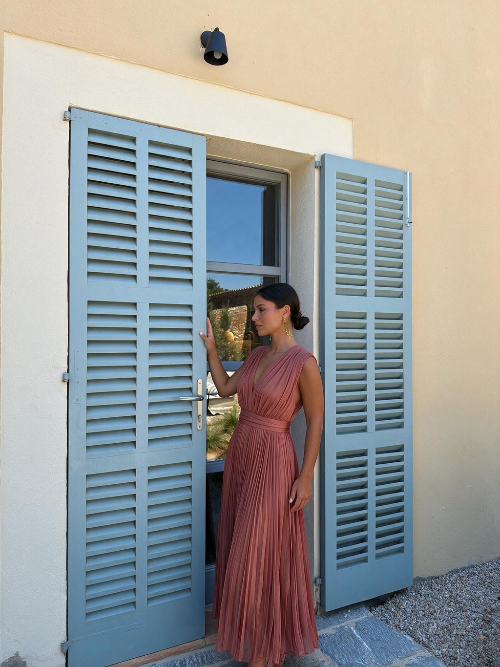 velmara-gen · abito midi con scollo a V e pieghe · Rosa · profilo · 2