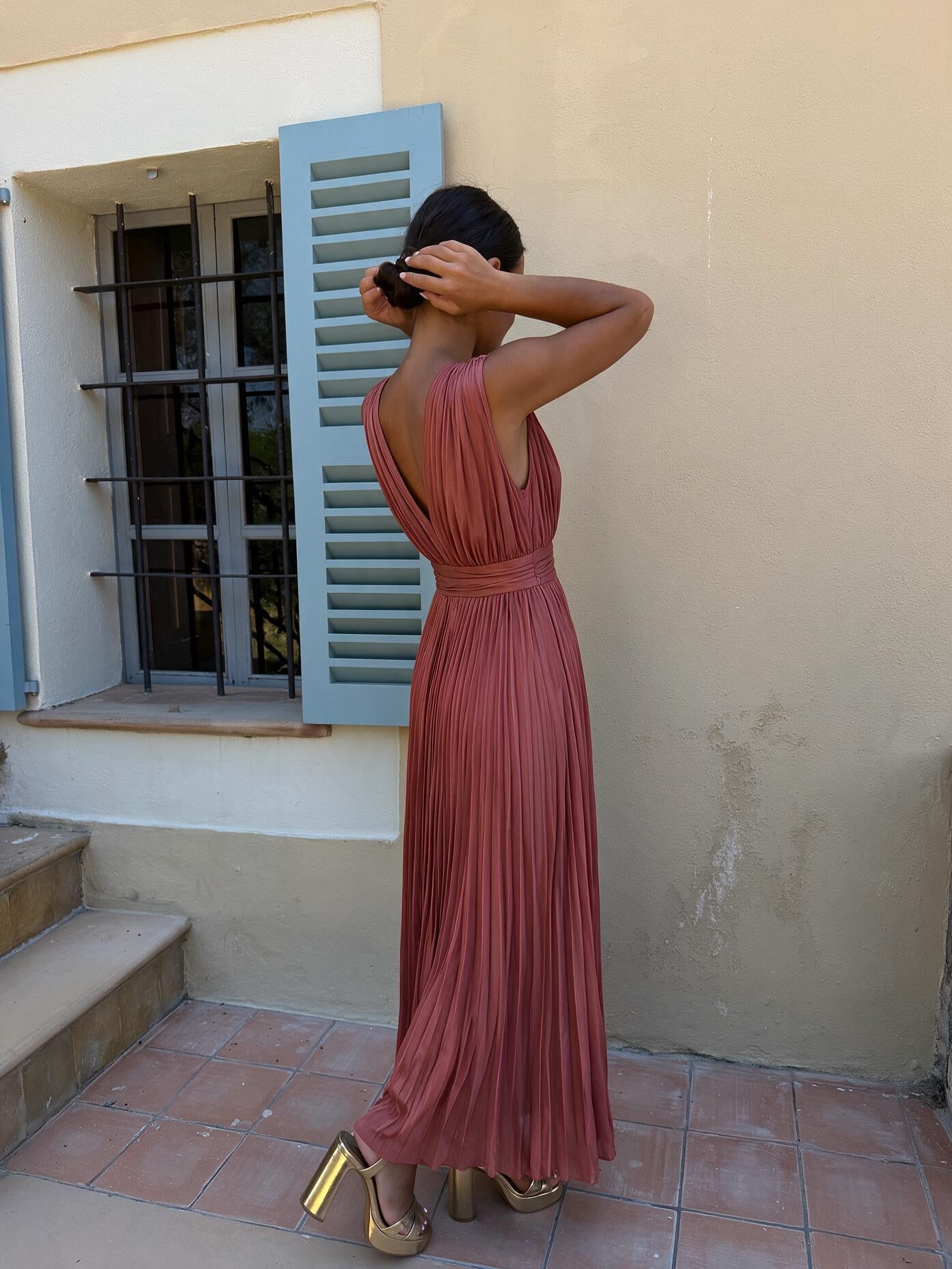 velmara-gen · abito midi con scollo a V e pieghe · Rosa · retro · 3