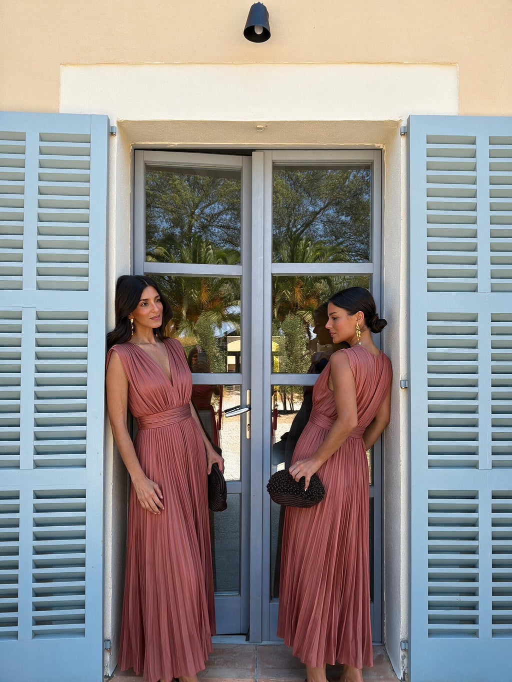 velmara-gen · abito midi con scollo a V e pieghe · Rosa · posa · 4