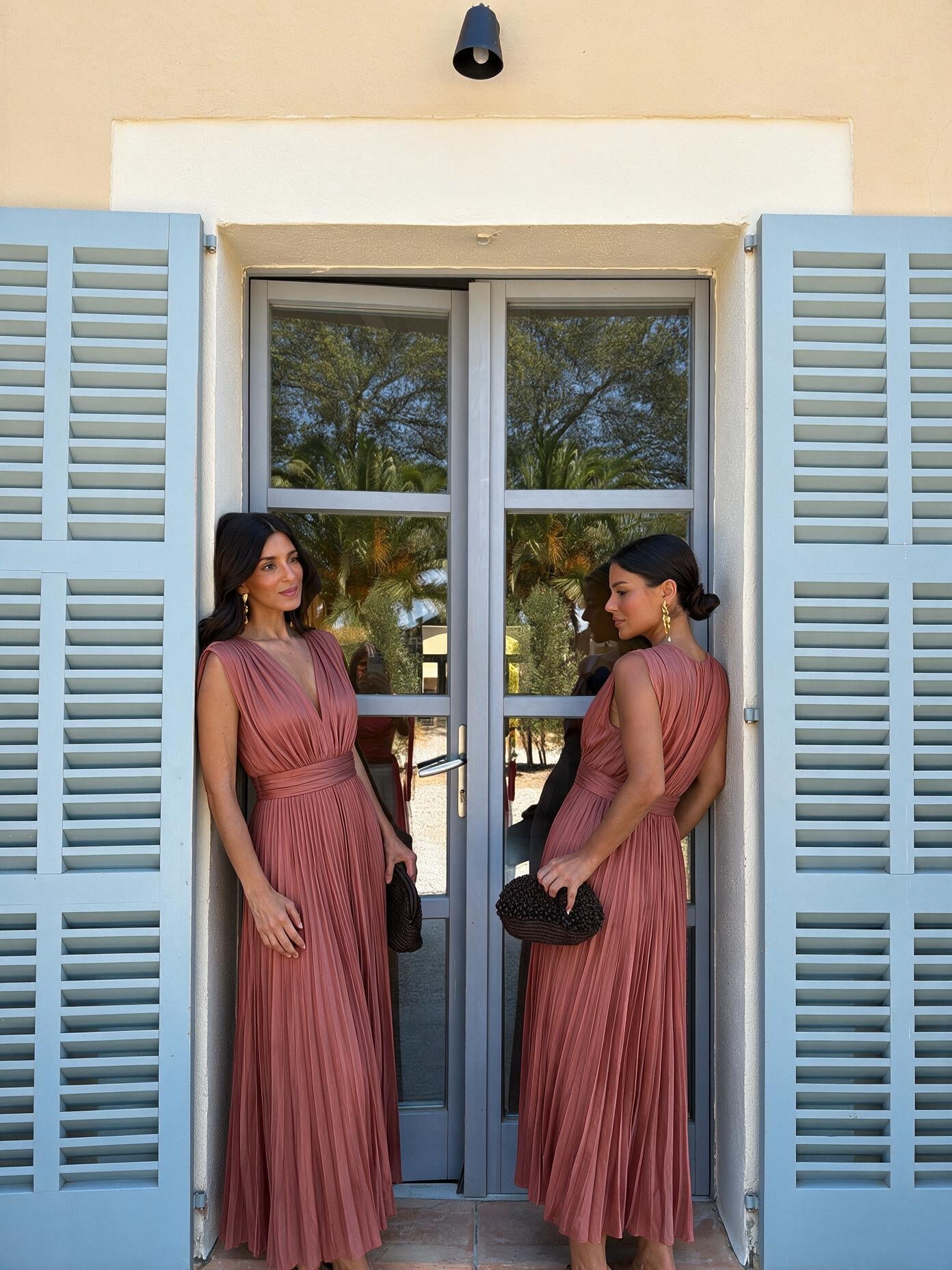velmara-gen · abito midi con scollo a V e pieghe · Rosa · posa · 4
