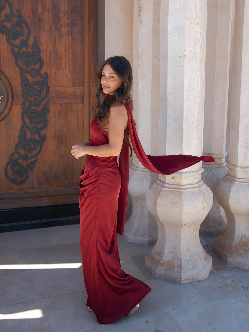 velmara-gen · abito midi con scollo in raso e drappeggio a cuore · Bordeaux · profilo · 2 · 34