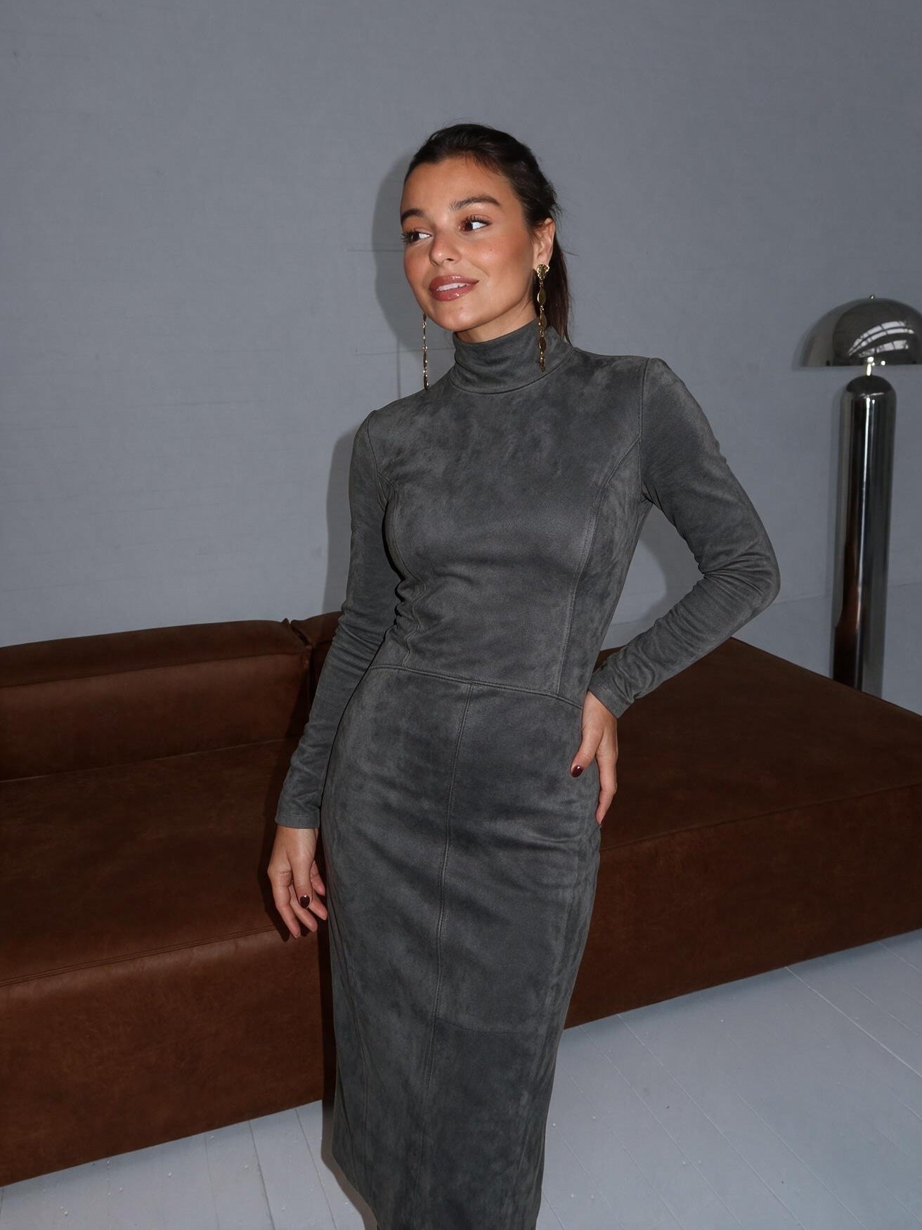velmara-gen · abito midi in pelle scamosciata a collo alto · Grigio scuro · frontale · 1 · 34