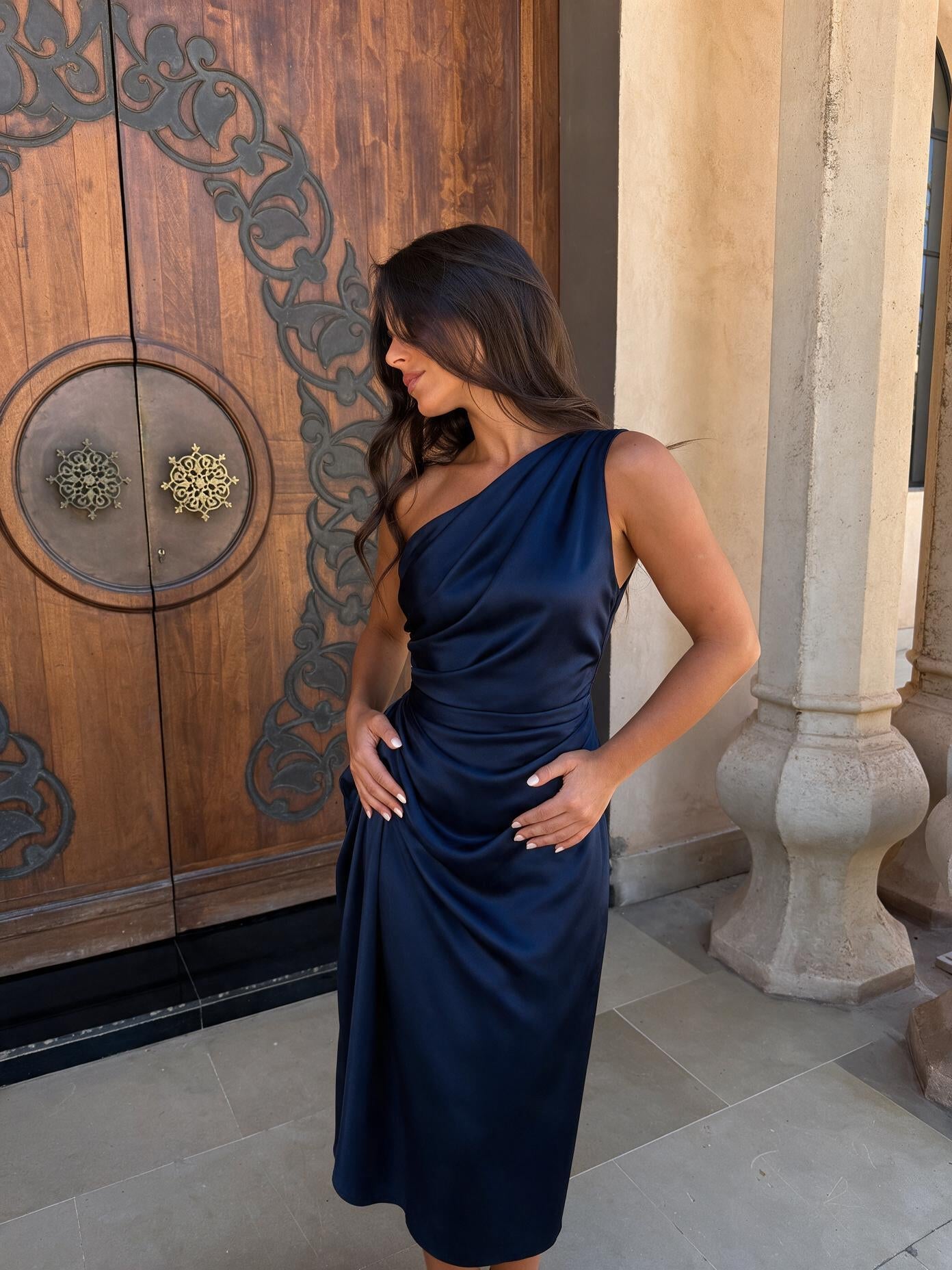 velmara-gen · abito midi drappeggiato su una spalla · Blu navy · frontale · 1