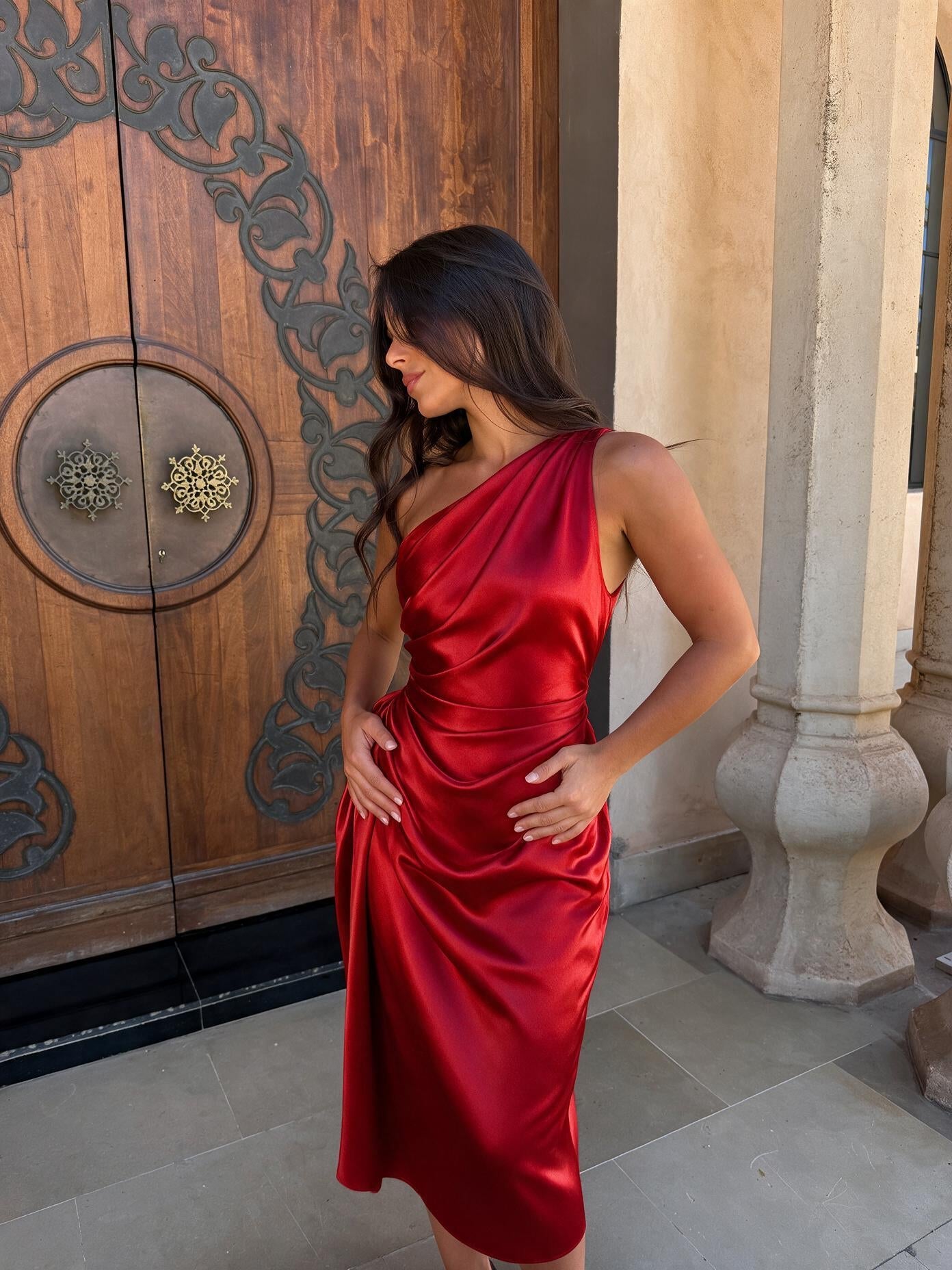 velmara-gen · abito midi drappeggiato su una spalla · Rosso · frontale · 1