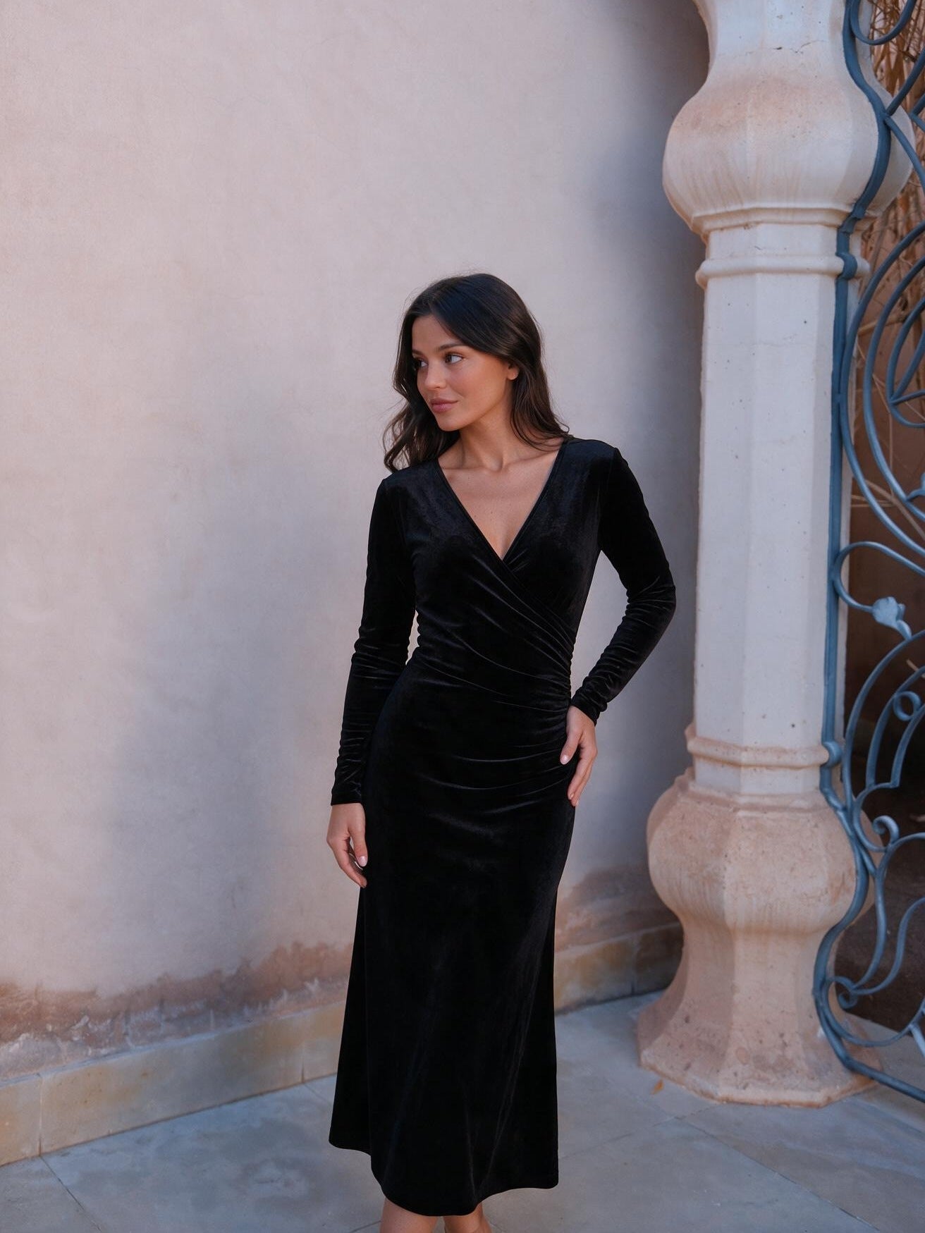 velmara-gen · abito-midi-in-velluto-drappeggiato · Nero · frontale · 1 · 34